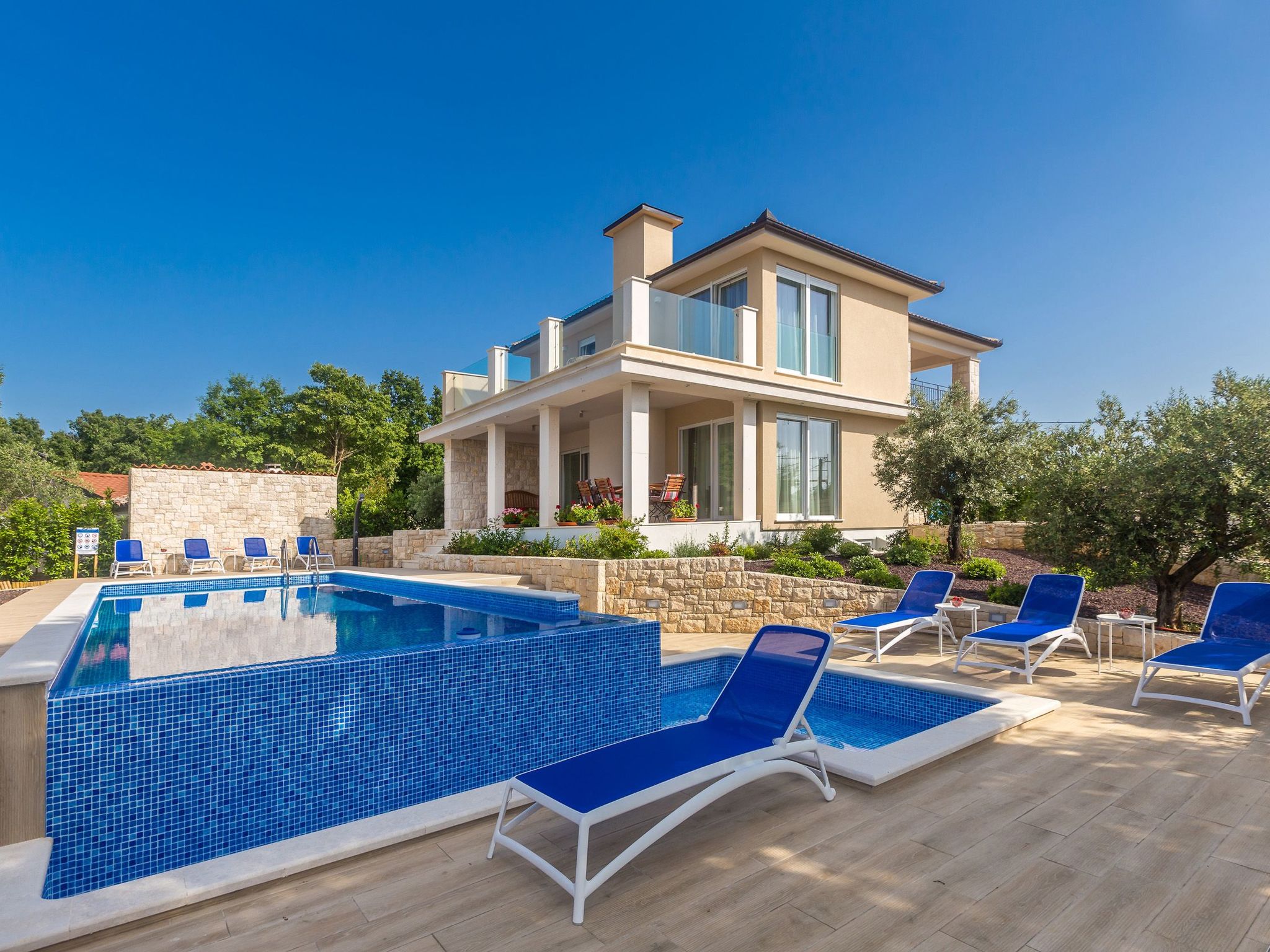 Schöne Villa in einer ruhigen Umgebung mit Pool-Image-tags.info