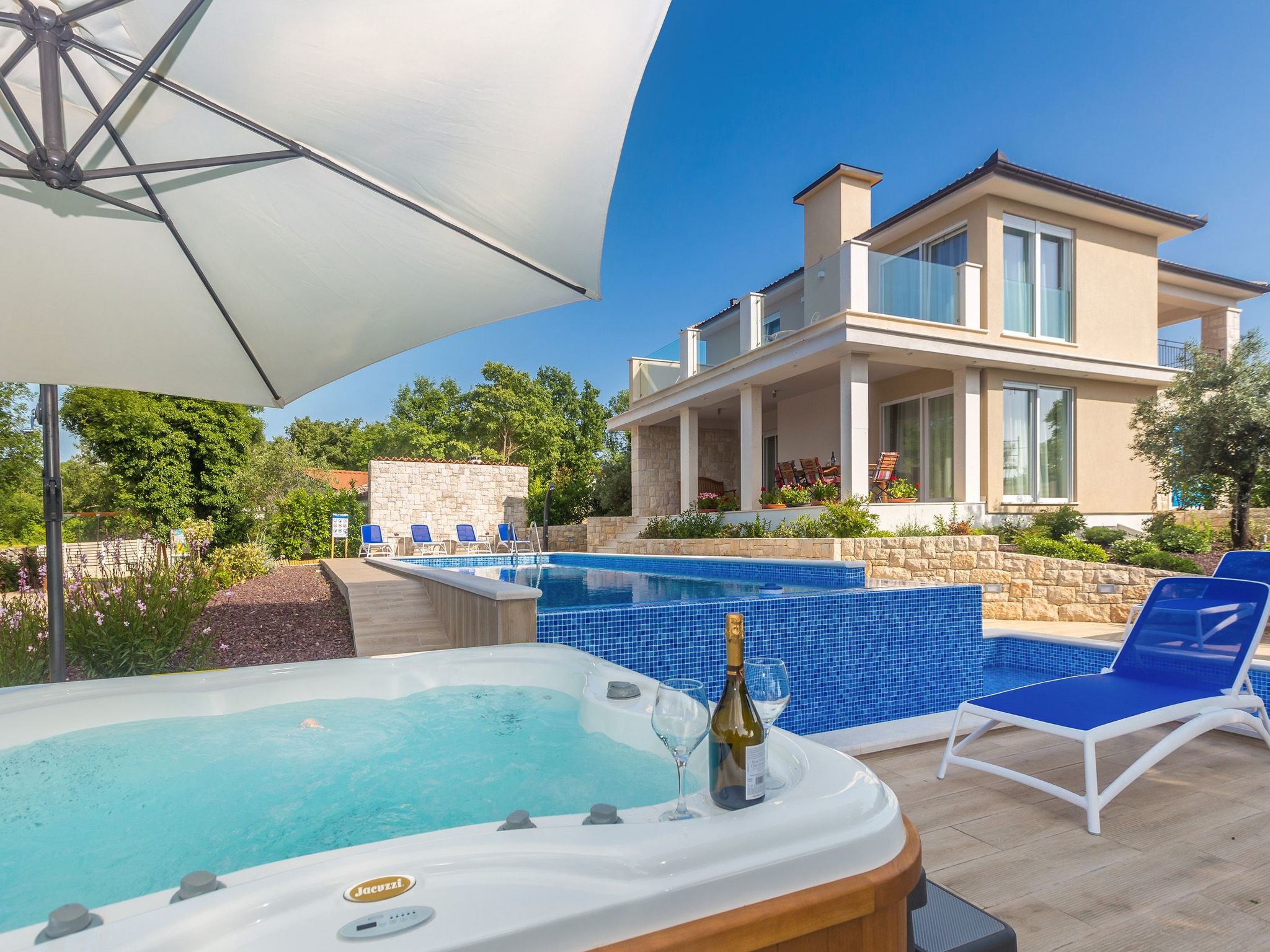 Schöne Villa in einer ruhigen Umgebung mit Pool-Image-tags.info