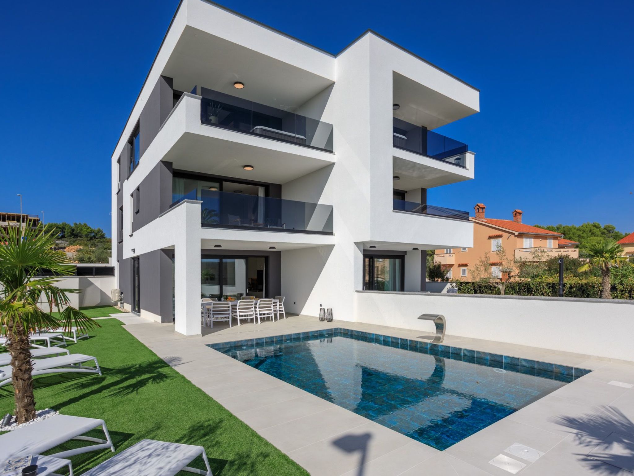 Luxusvilla mit beheiztem Pool in Strandnähe-Image-tags.info