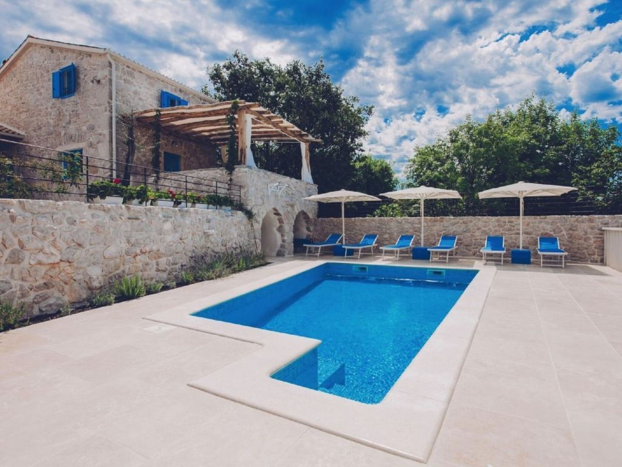 Schöne Steinvilla mit beheiztem Pool und Sauna