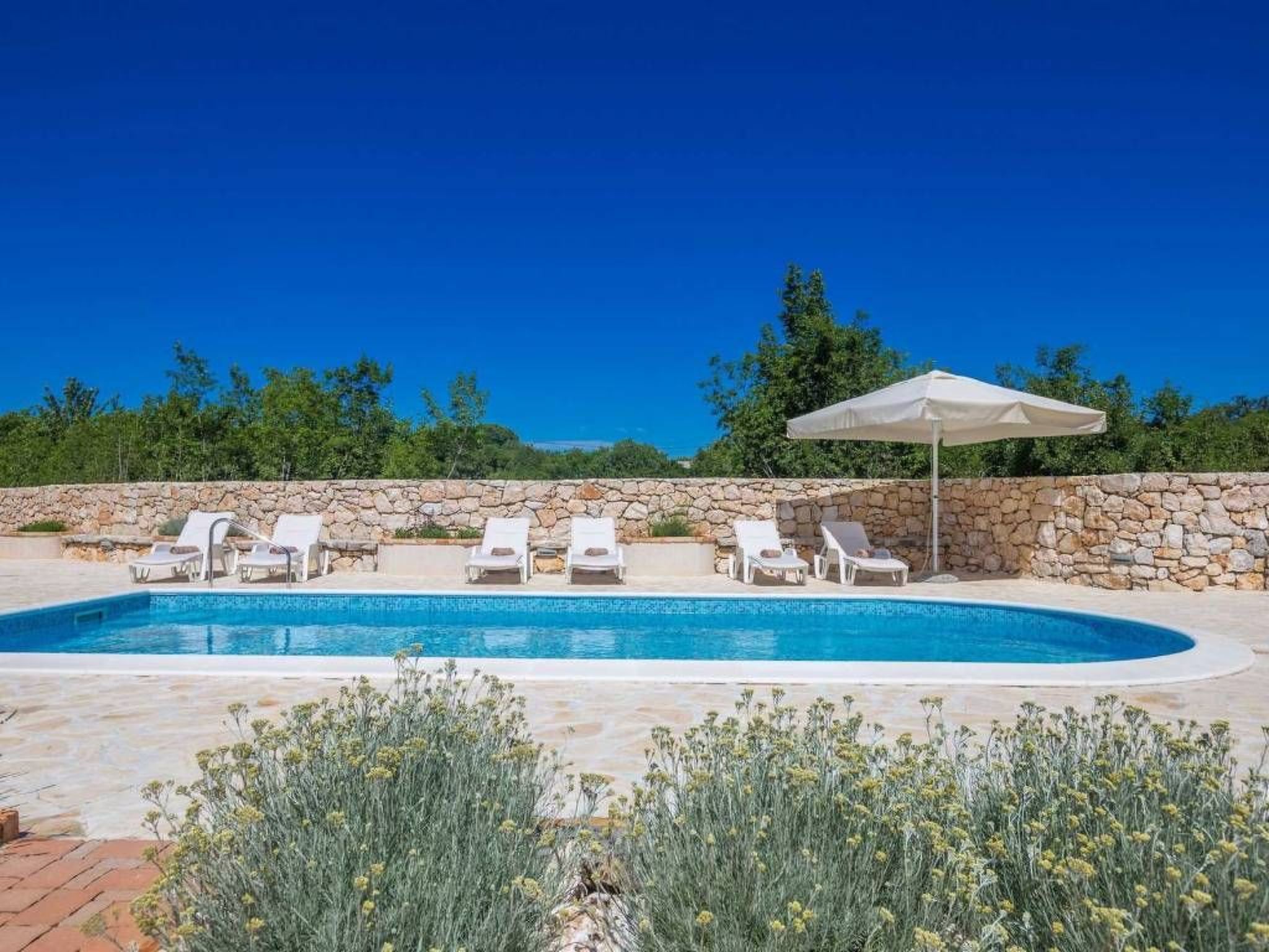 In Kras mit privatem Parkplatz-Image-tags.info