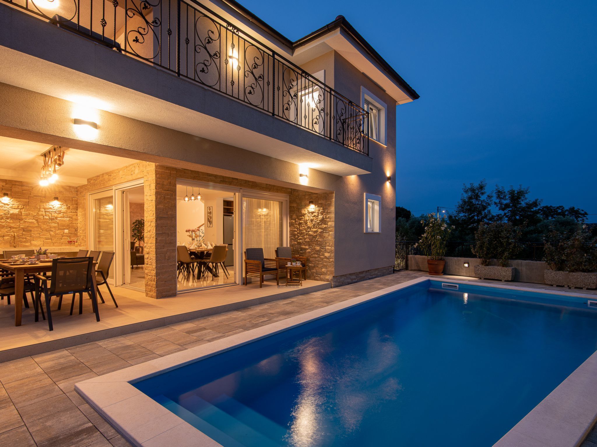 Luxuriöse Villa mit Salzwasserpool in einer ruhigen Gegend