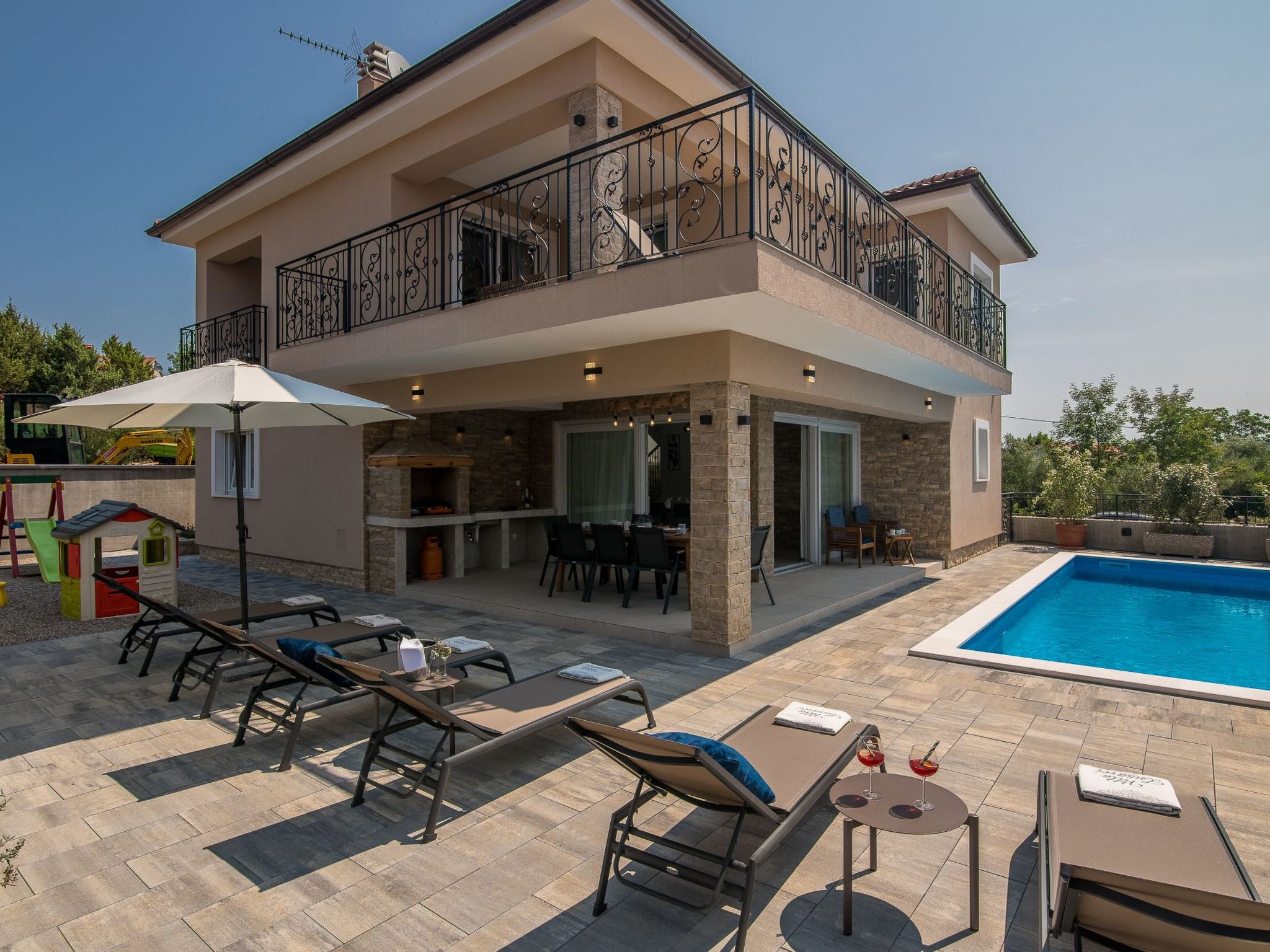 Luxuriöse Villa mit Salzwasserpool in einer ruhigen Gegend