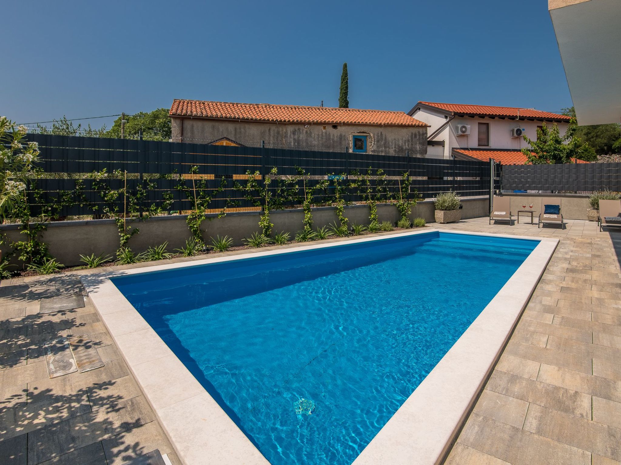 Luxuriöse Villa mit Salzwasserpool in einer ruhigen Gegend-Image-tags.info