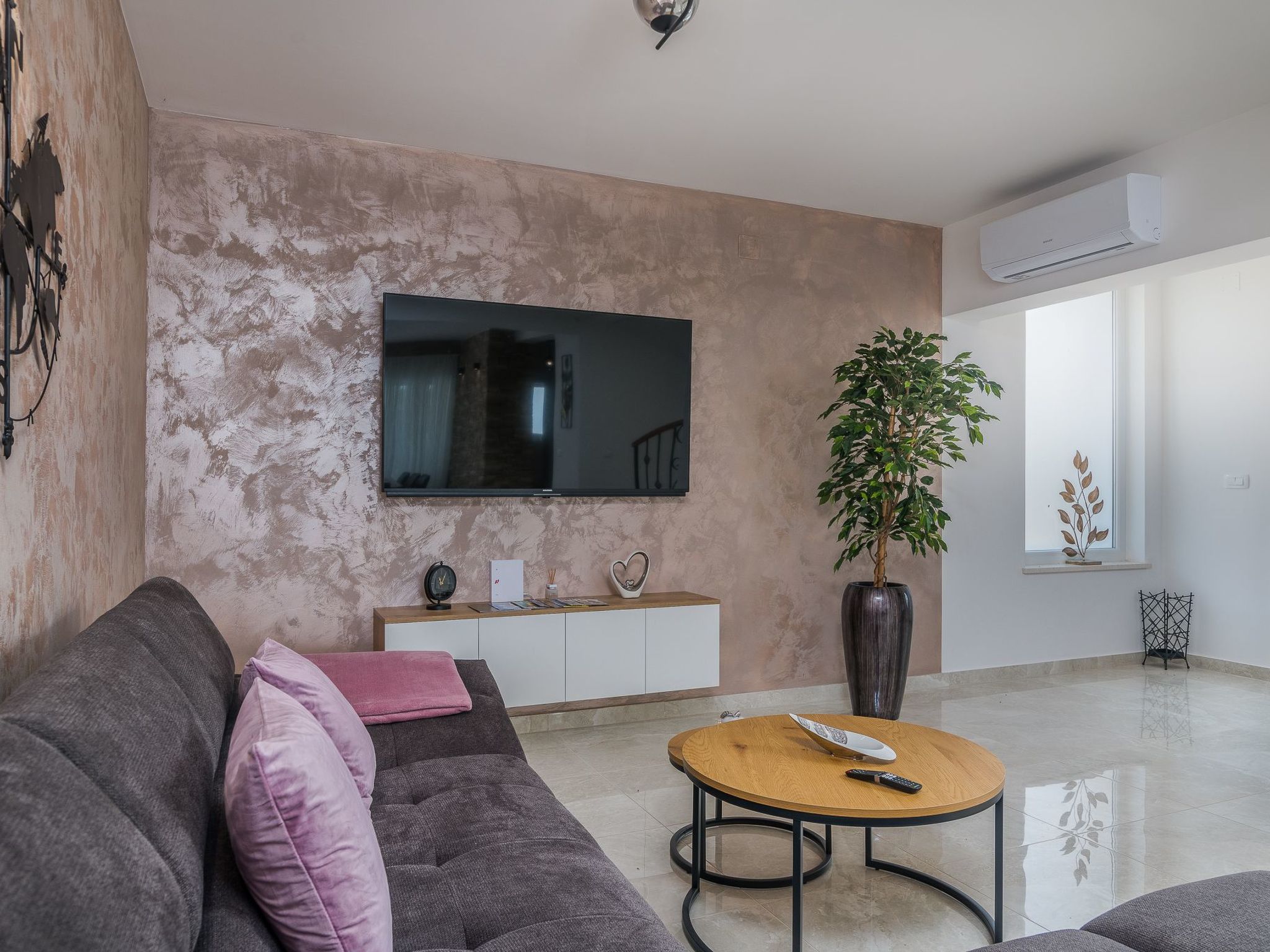 Luxuriöse Villa mit Salzwasserpool in einer ruhigen Gegend-Image-tags.info