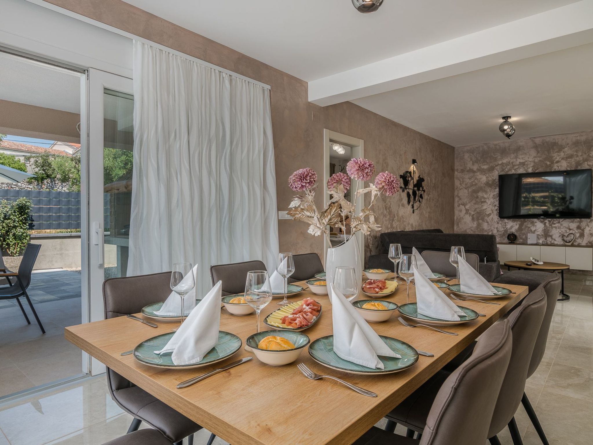 Luxuriöse Villa mit Salzwasserpool in einer ruhigen Gegend-Image-tags.info