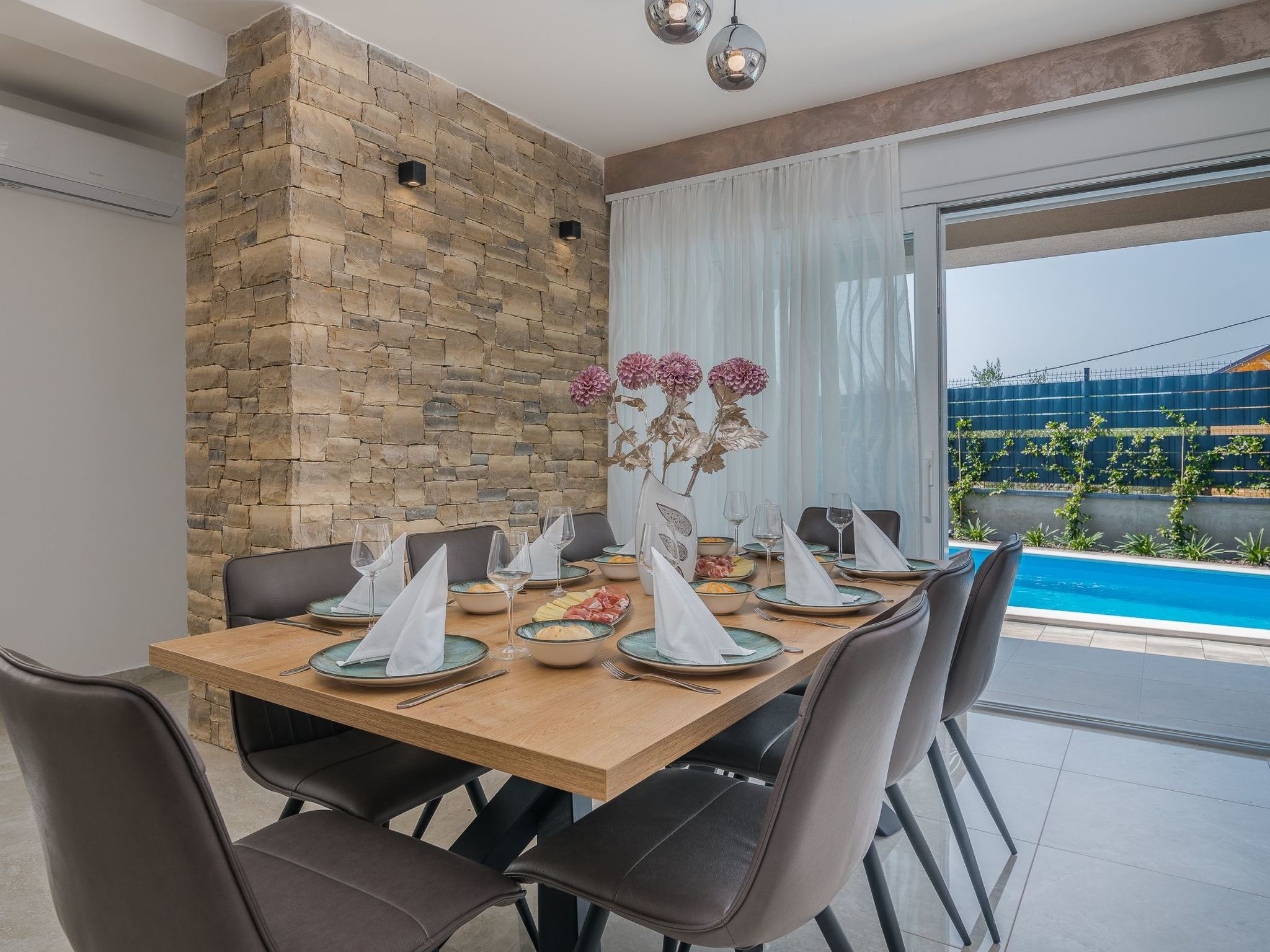 Luxuriöse Villa mit Salzwasserpool in einer ruhigen Gegend-Image-tags.info