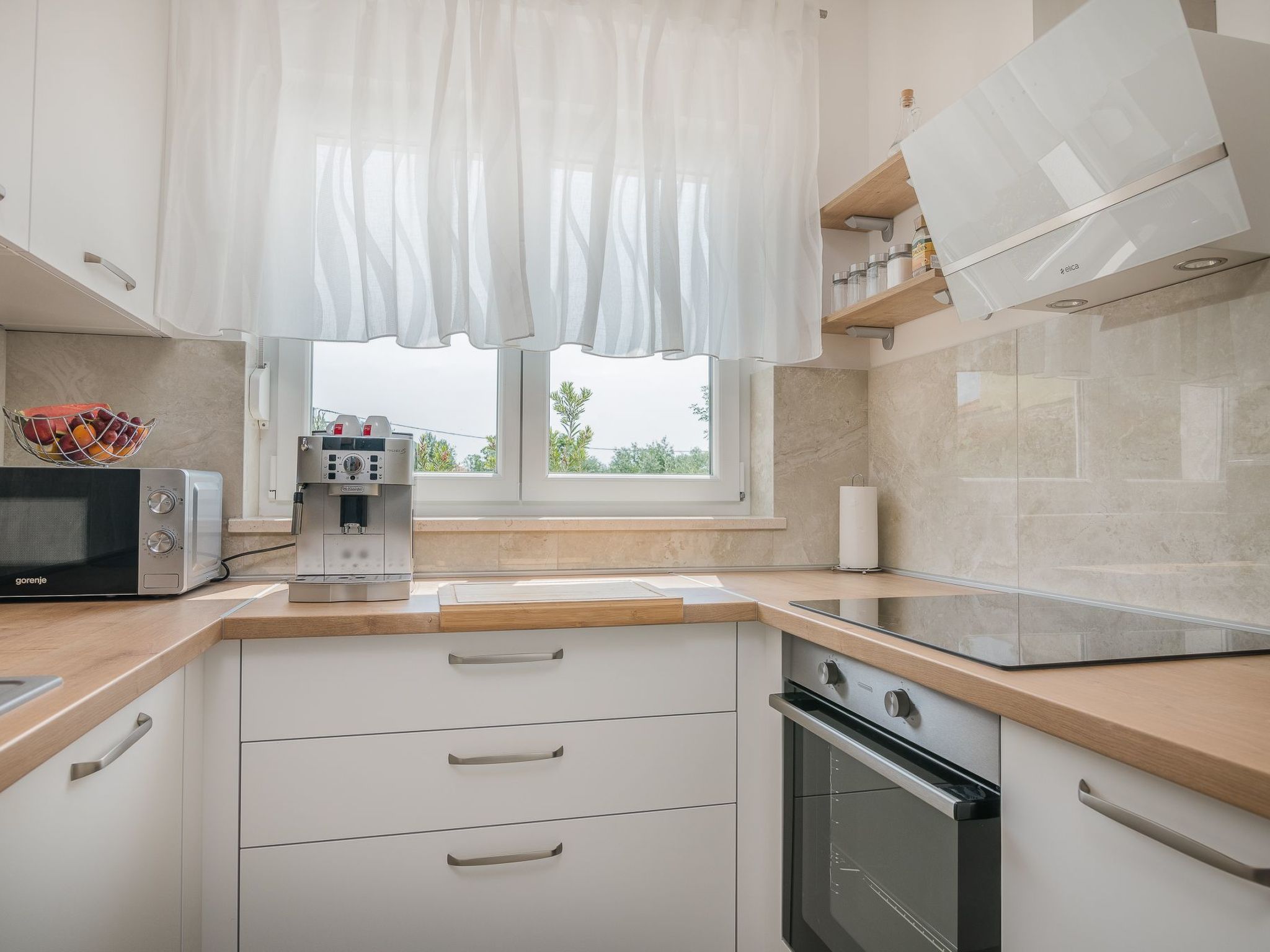 Luxuriöse Villa mit Salzwasserpool in einer ruhigen Gegend-Image-tags.info