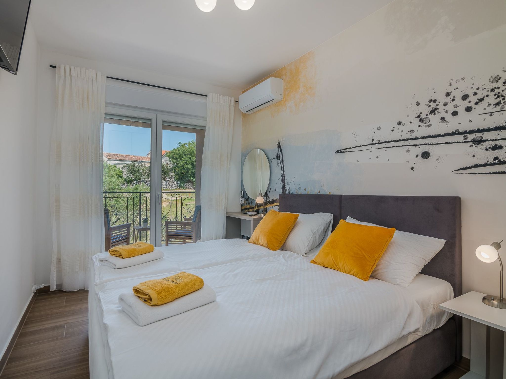 Luxuriöse Villa mit Salzwasserpool in einer ruhigen Gegend-Image-tags.info