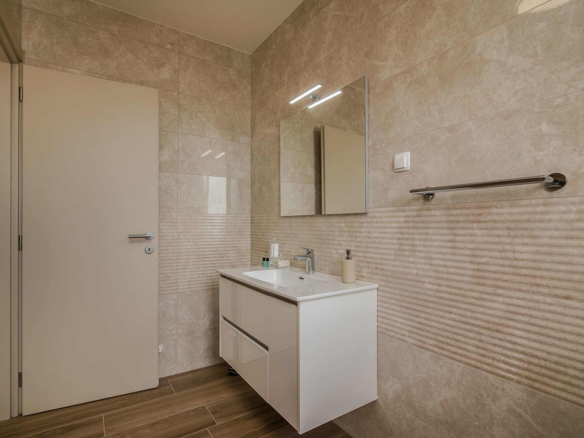 Luxuriöse Villa mit Salzwasserpool in einer ruhigen Gegend-Image-tags.info