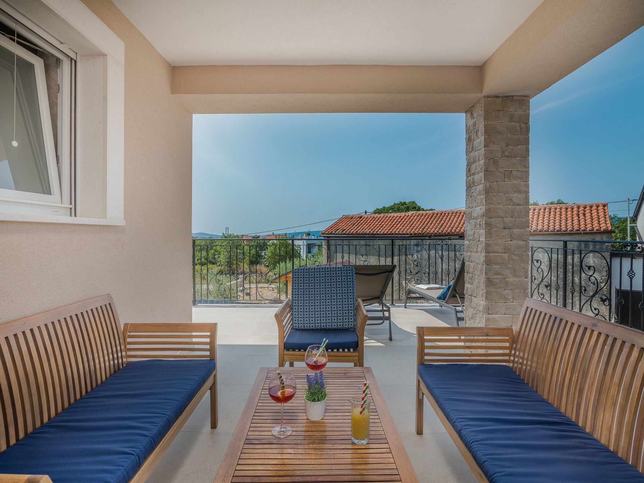 Luxuriöse Villa mit Salzwasserpool in einer ruhigen Gegend-Image-tags.info