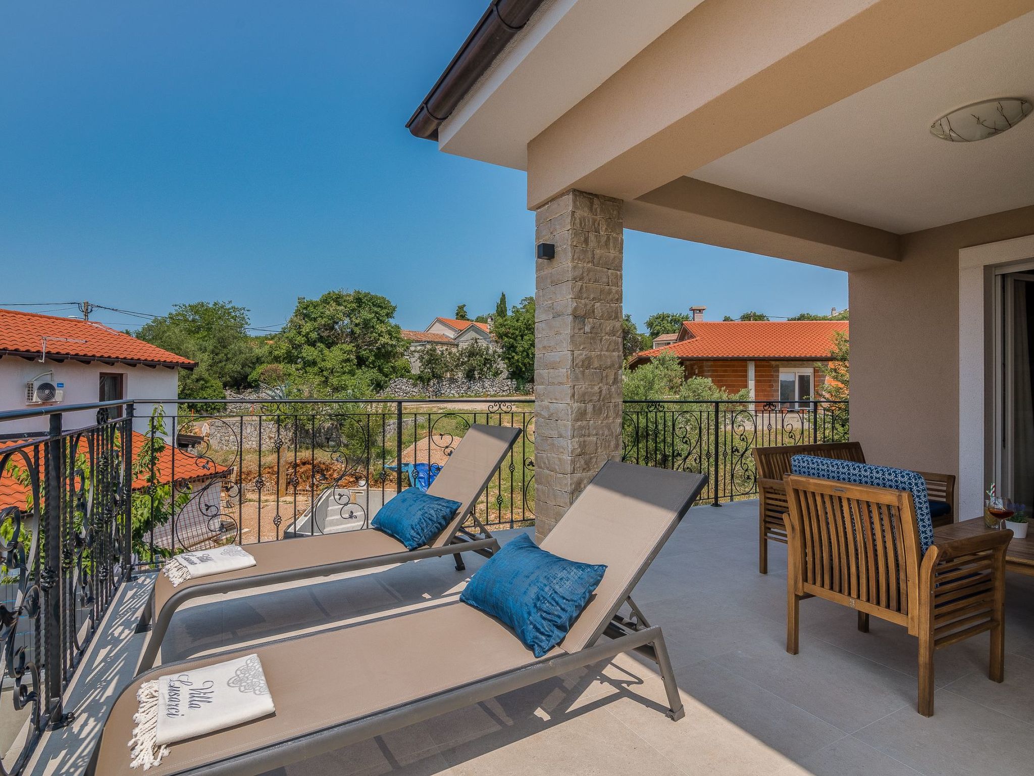 Luxuriöse Villa mit Salzwasserpool in einer ruhigen Gegend-Image-tags.info