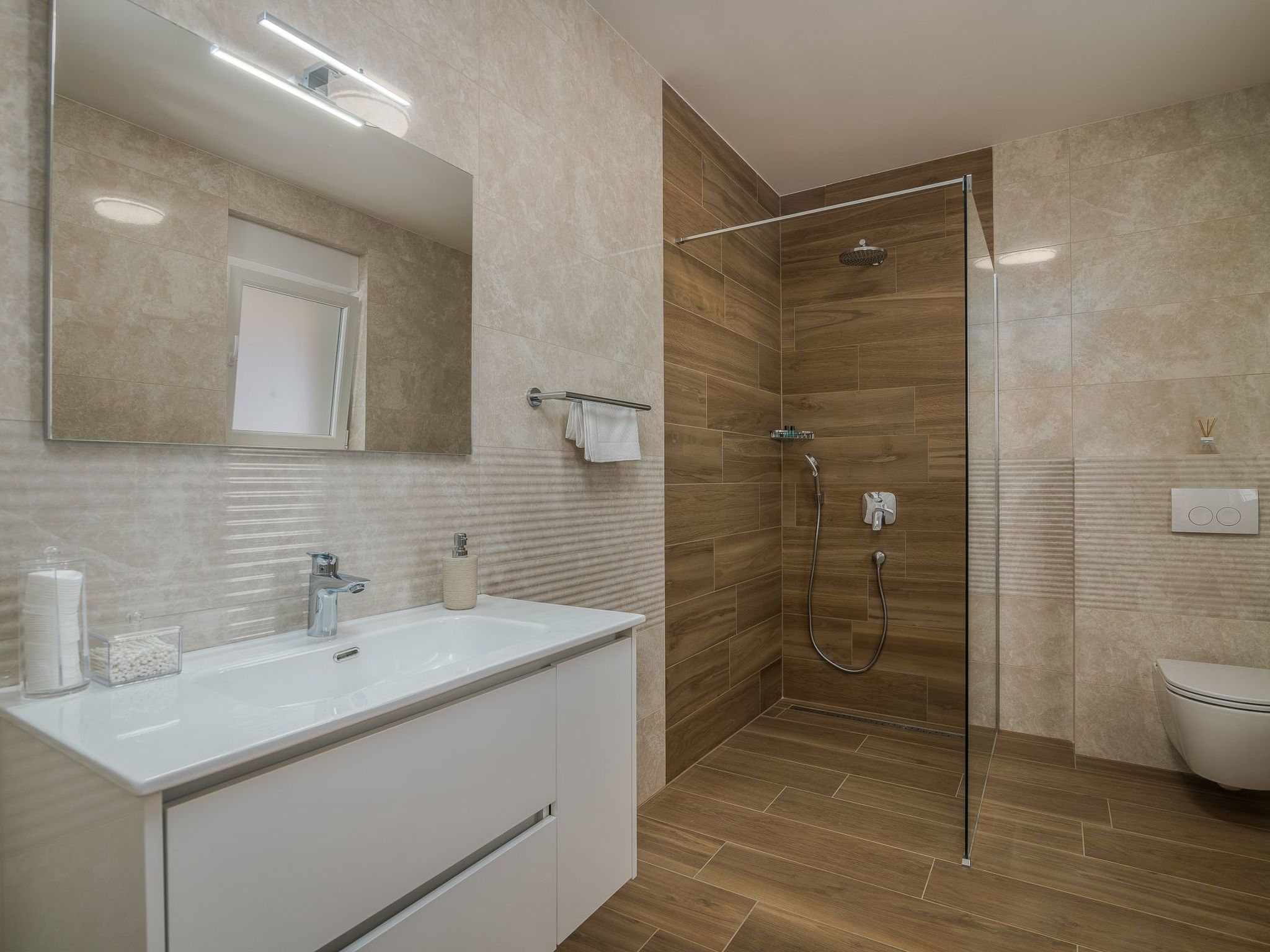 Luxuriöse Villa mit Salzwasserpool in einer ruhigen Gegend-Image-tags.info