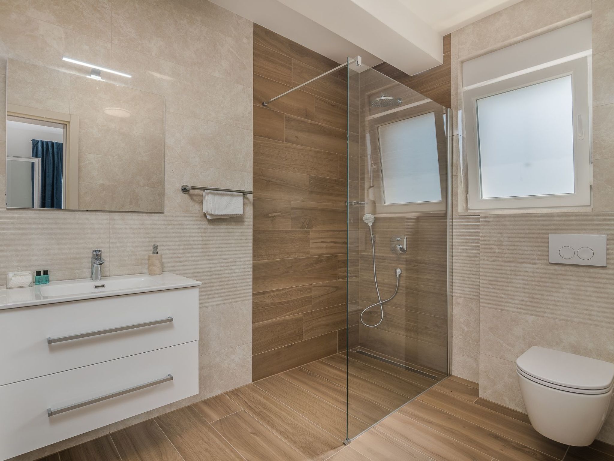 Luxuriöse Villa mit Salzwasserpool in einer ruhigen Gegend-Image-tags.info