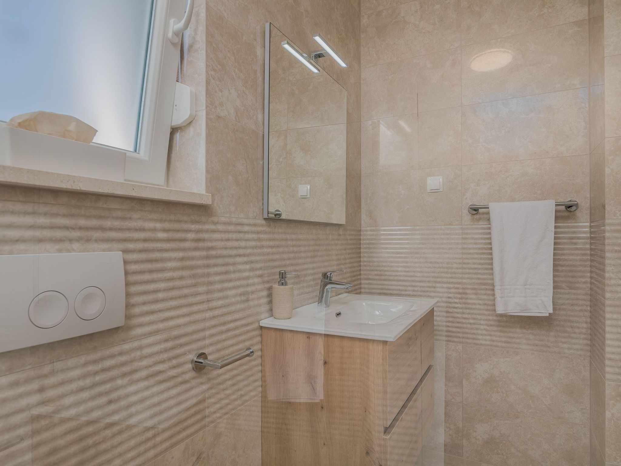 Luxuriöse Villa mit Salzwasserpool in einer ruhigen Gegend-Image-tags.info