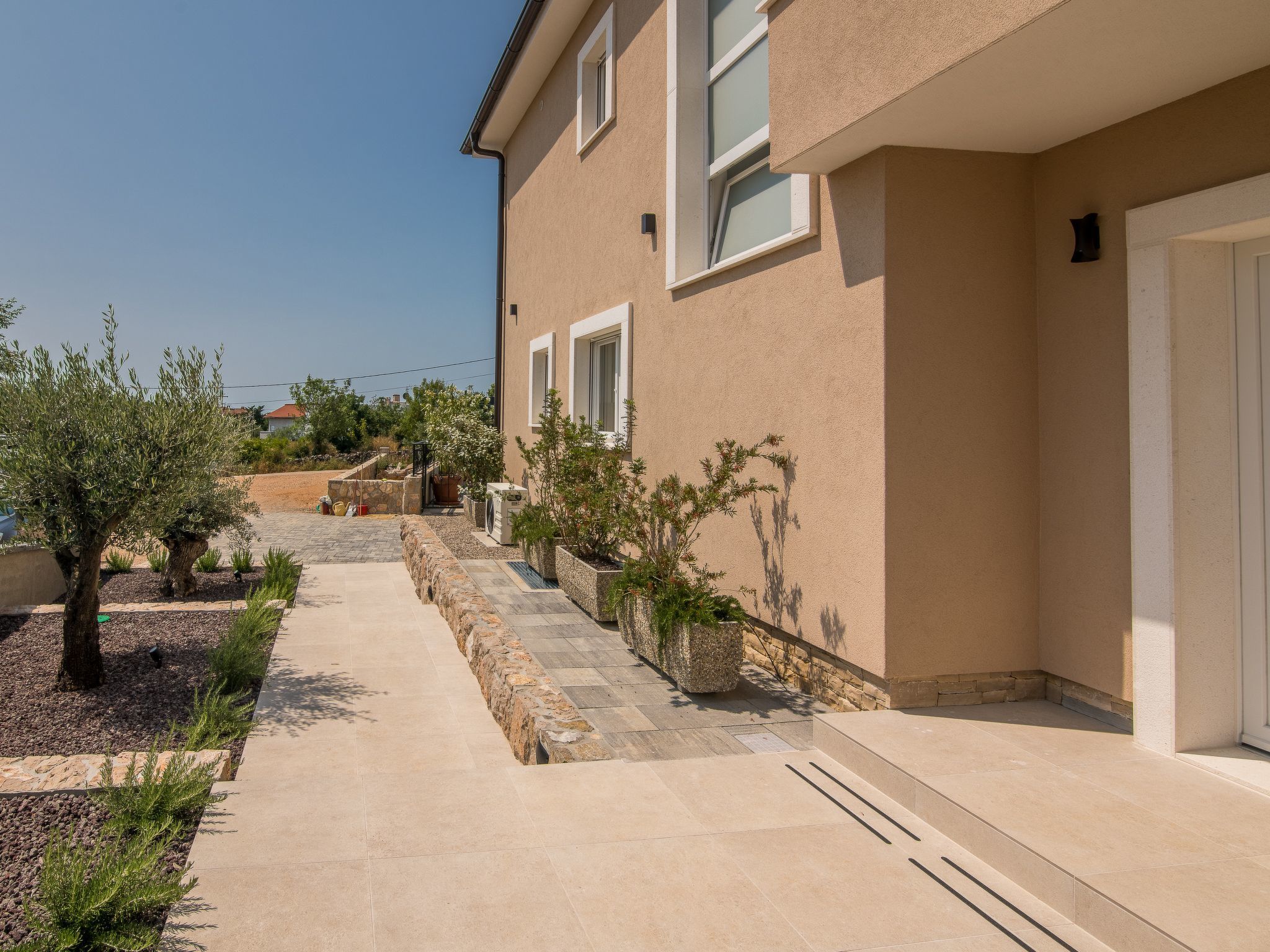 Luxuriöse Villa mit Salzwasserpool in einer ruhigen Gegend-Image-tags.info