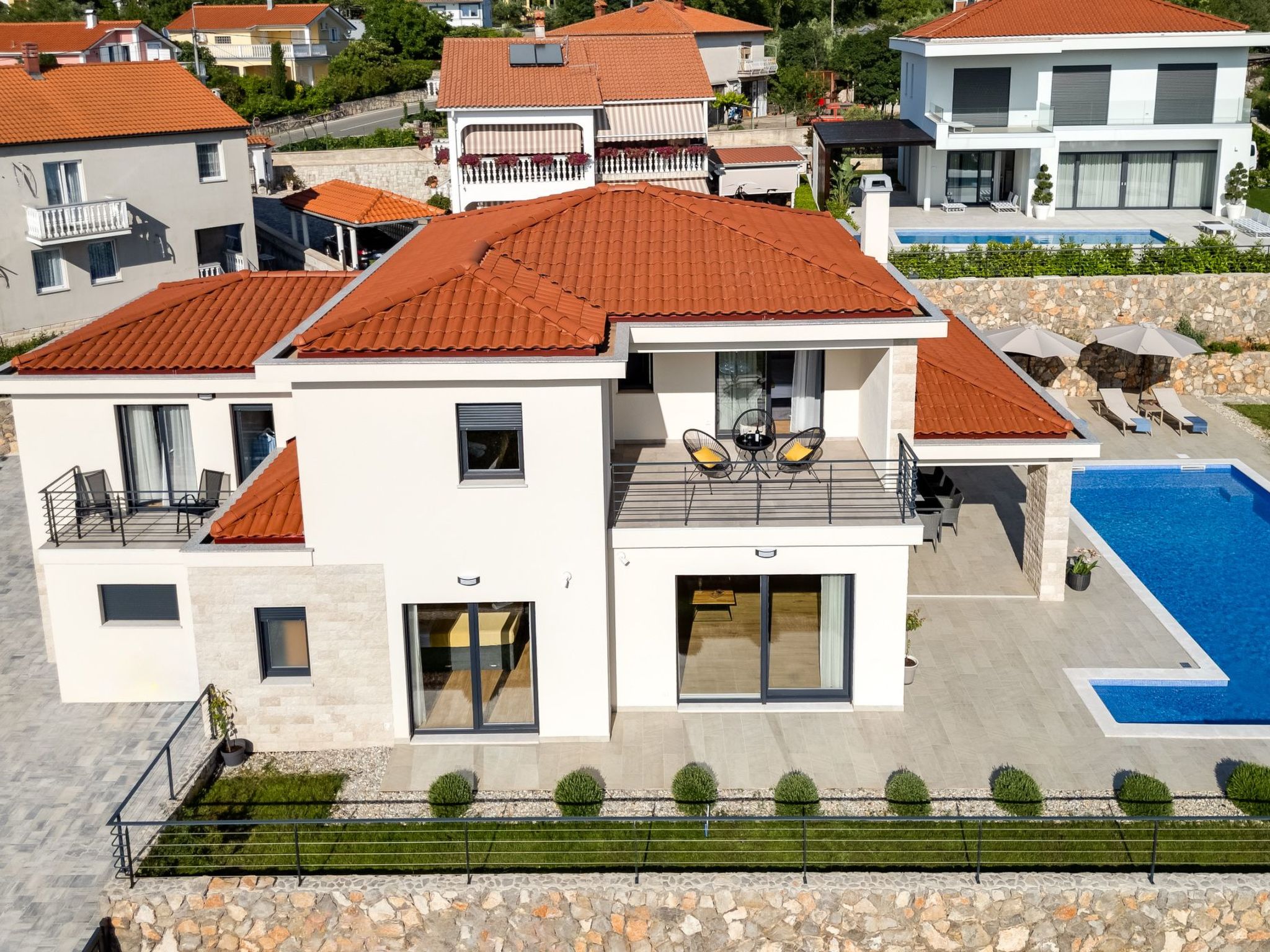 Schone Villa mit Pool, Meerblick, Strand-Image-tags.info