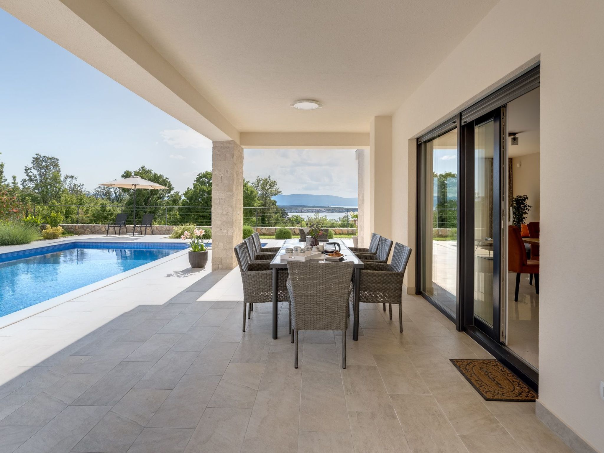 Schone Villa mit Pool, Meerblick, Strand-Image-tags.info