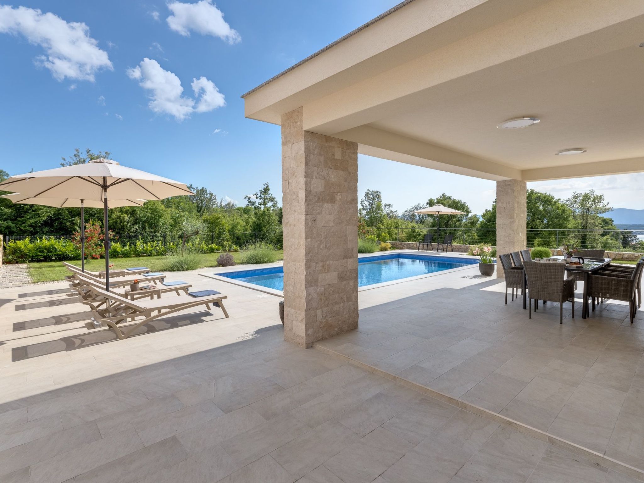 Schone Villa mit Pool, Meerblick, Strand-Image-tags.info