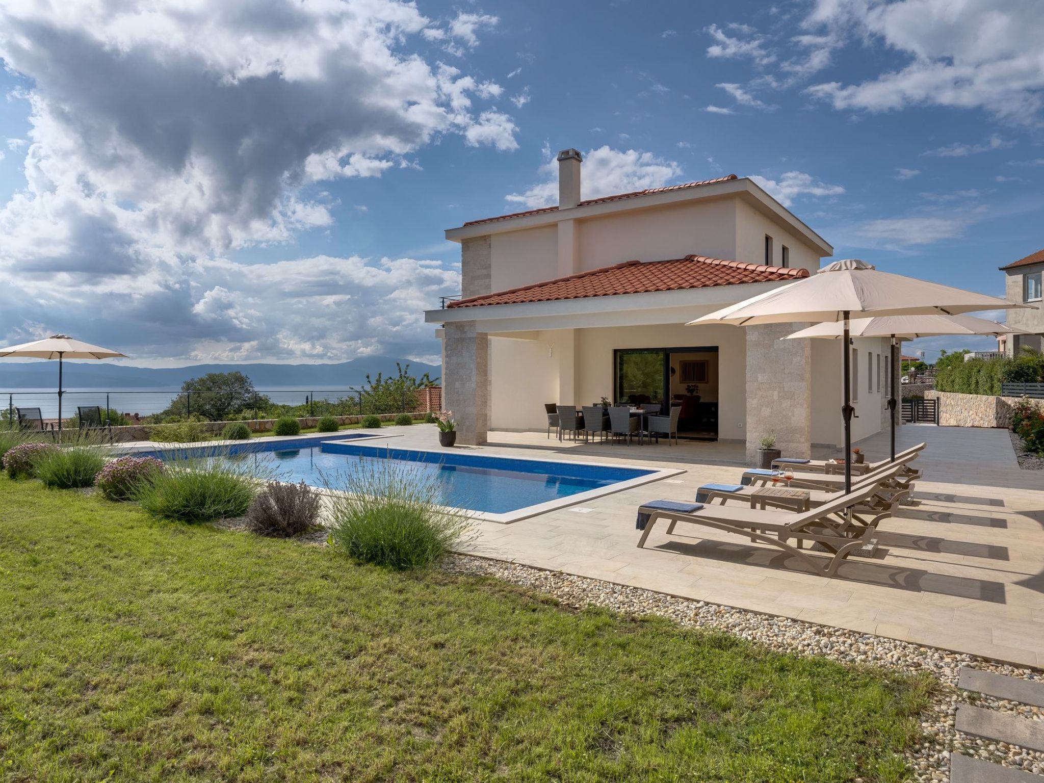 Schone Villa mit Pool, Meerblick, Strand-Image-tags.info