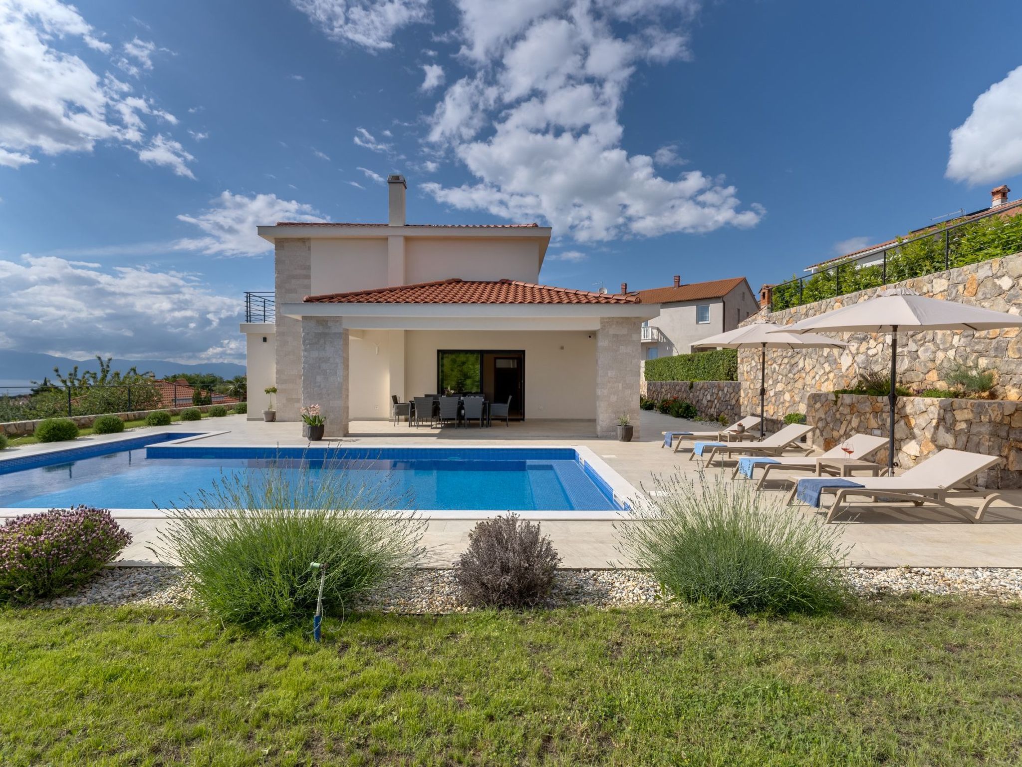 Schone Villa mit Pool, Meerblick, Strand-Image-tags.info