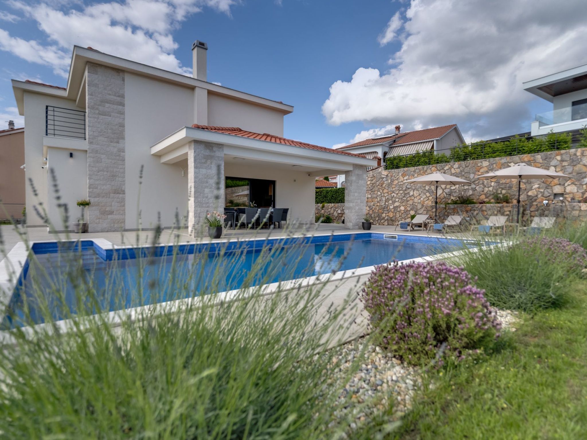 Schone Villa mit Pool, Meerblick, Strand-Image-tags.info