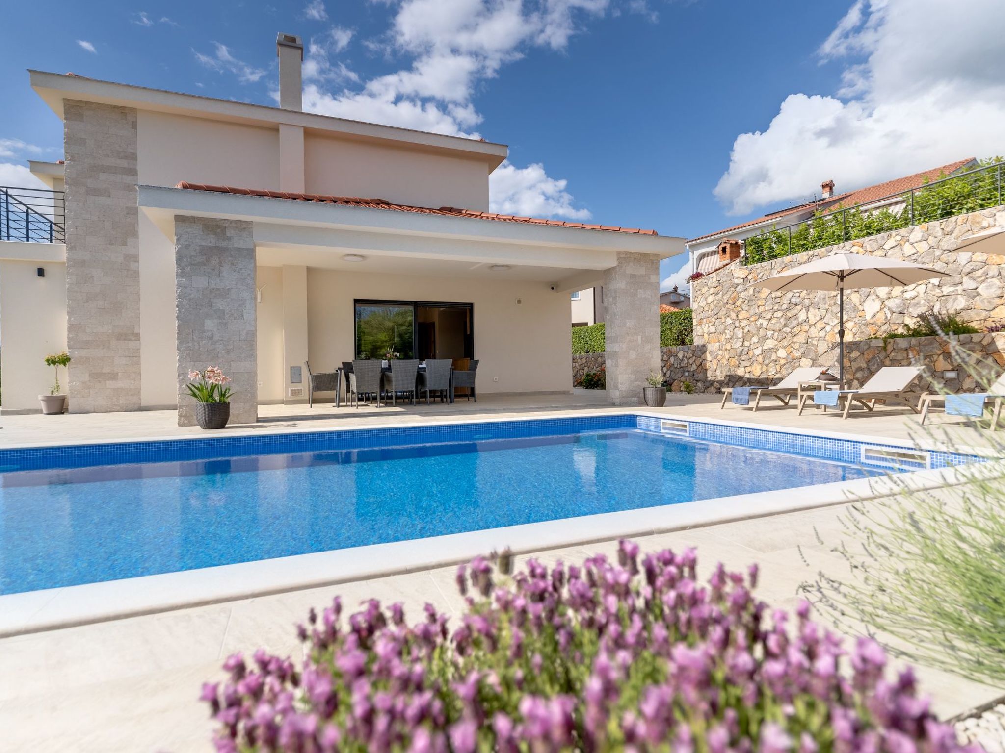 Schone Villa mit Pool, Meerblick, Strand-Image-tags.info