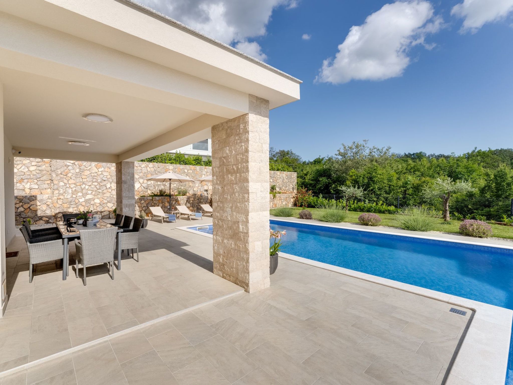 Schone Villa mit Pool, Meerblick, Strand-Image-tags.info