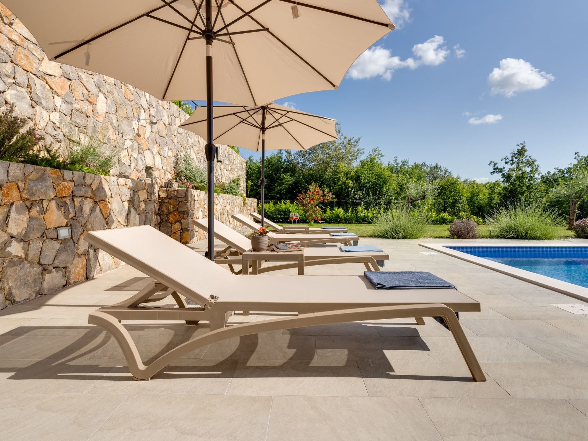 Schone Villa mit Pool, Meerblick, Strand-Image-tags.info