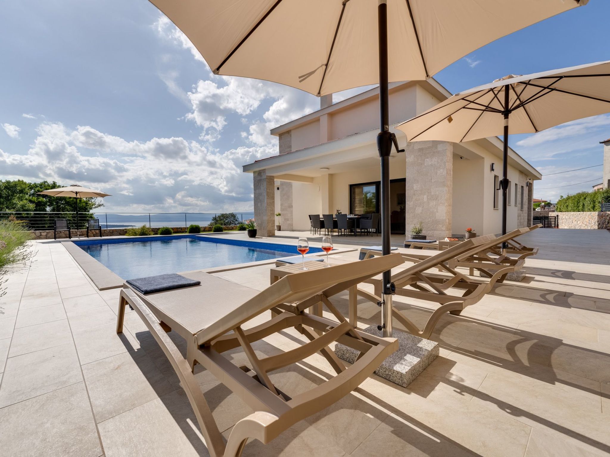 Schone Villa mit Pool, Meerblick, Strand-Image-tags.info