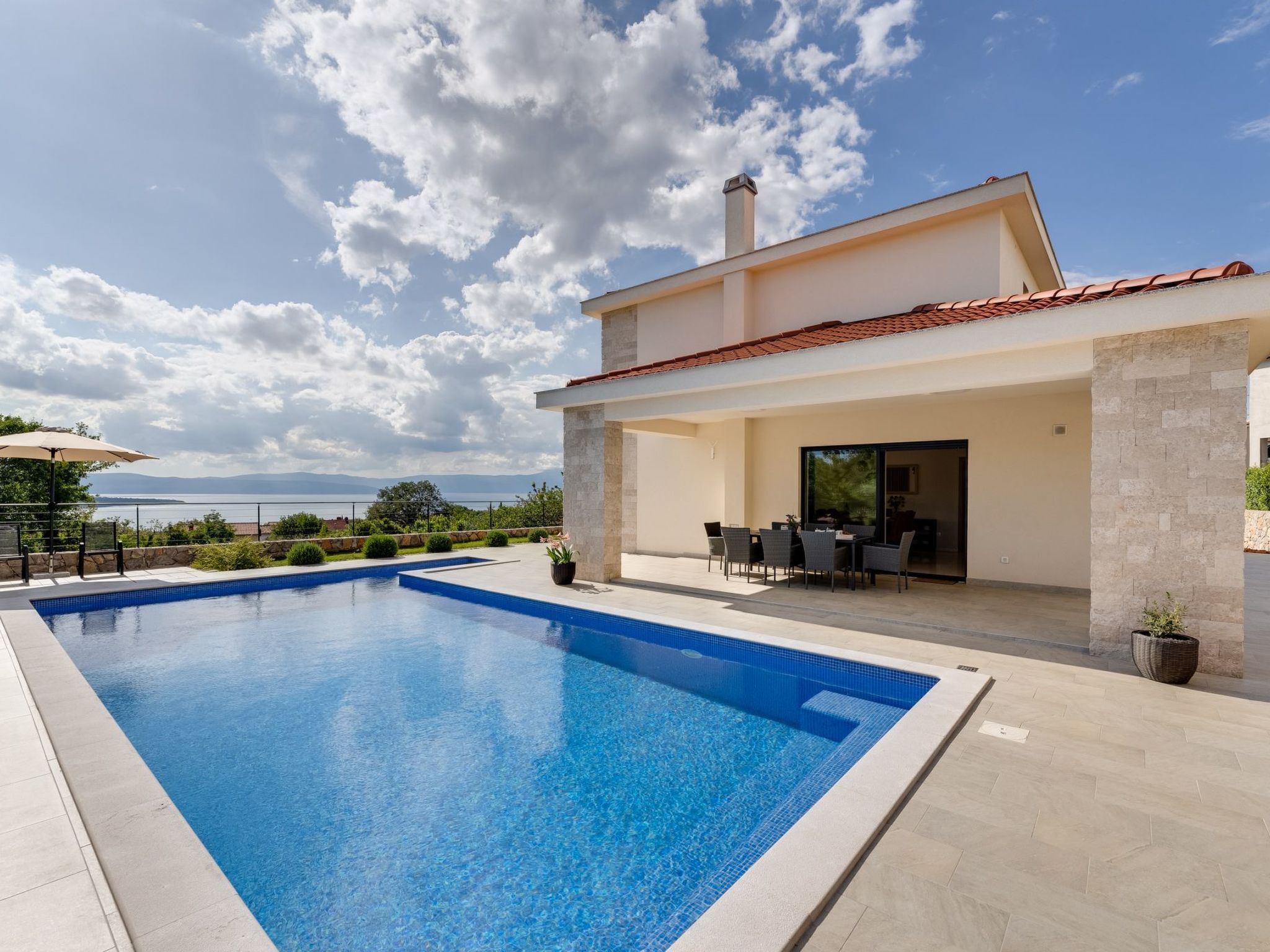 Schone Villa mit Pool, Meerblick, Strand-Image-tags.info