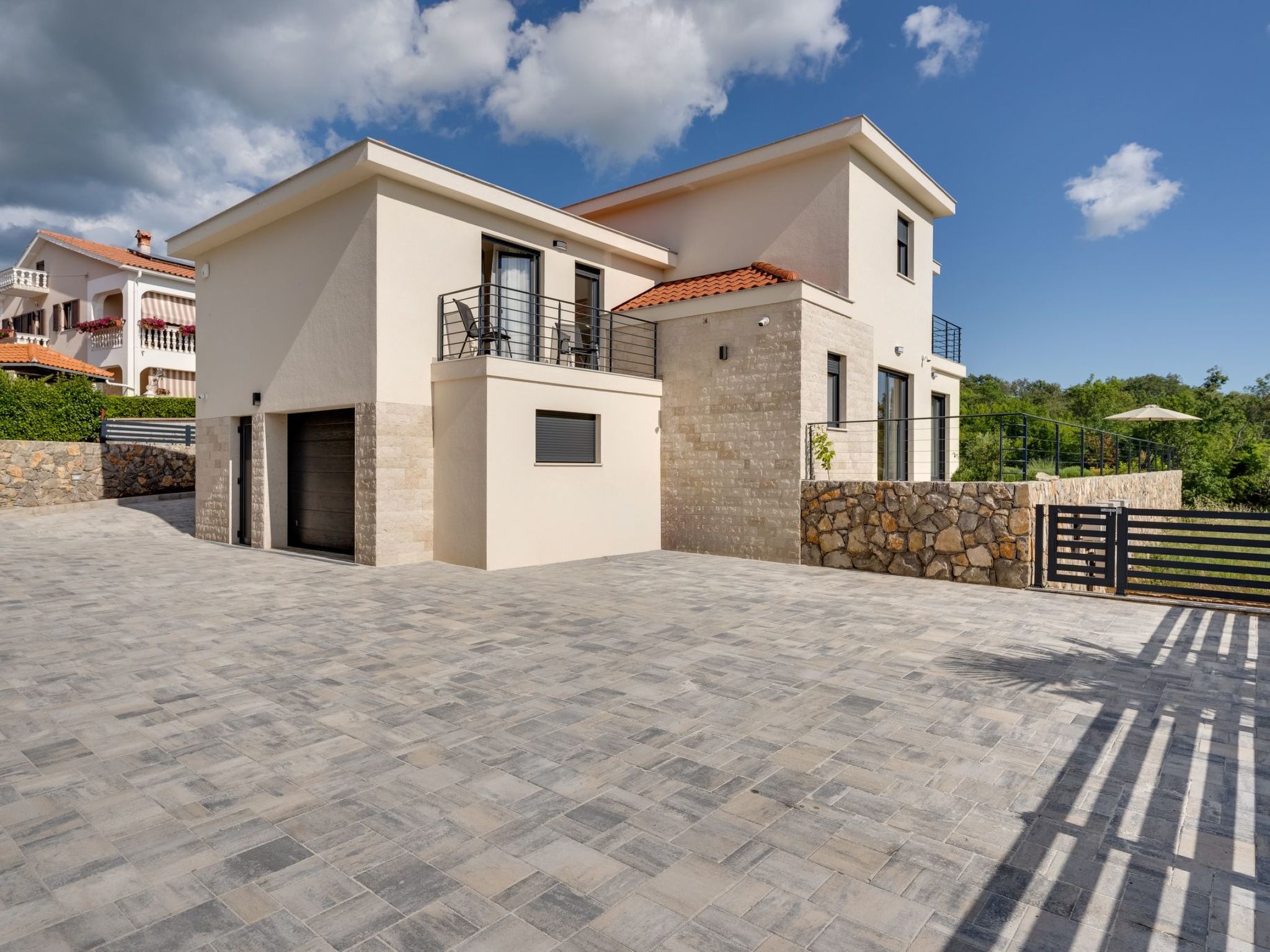 Schone Villa mit Pool, Meerblick, Strand-Image-tags.info