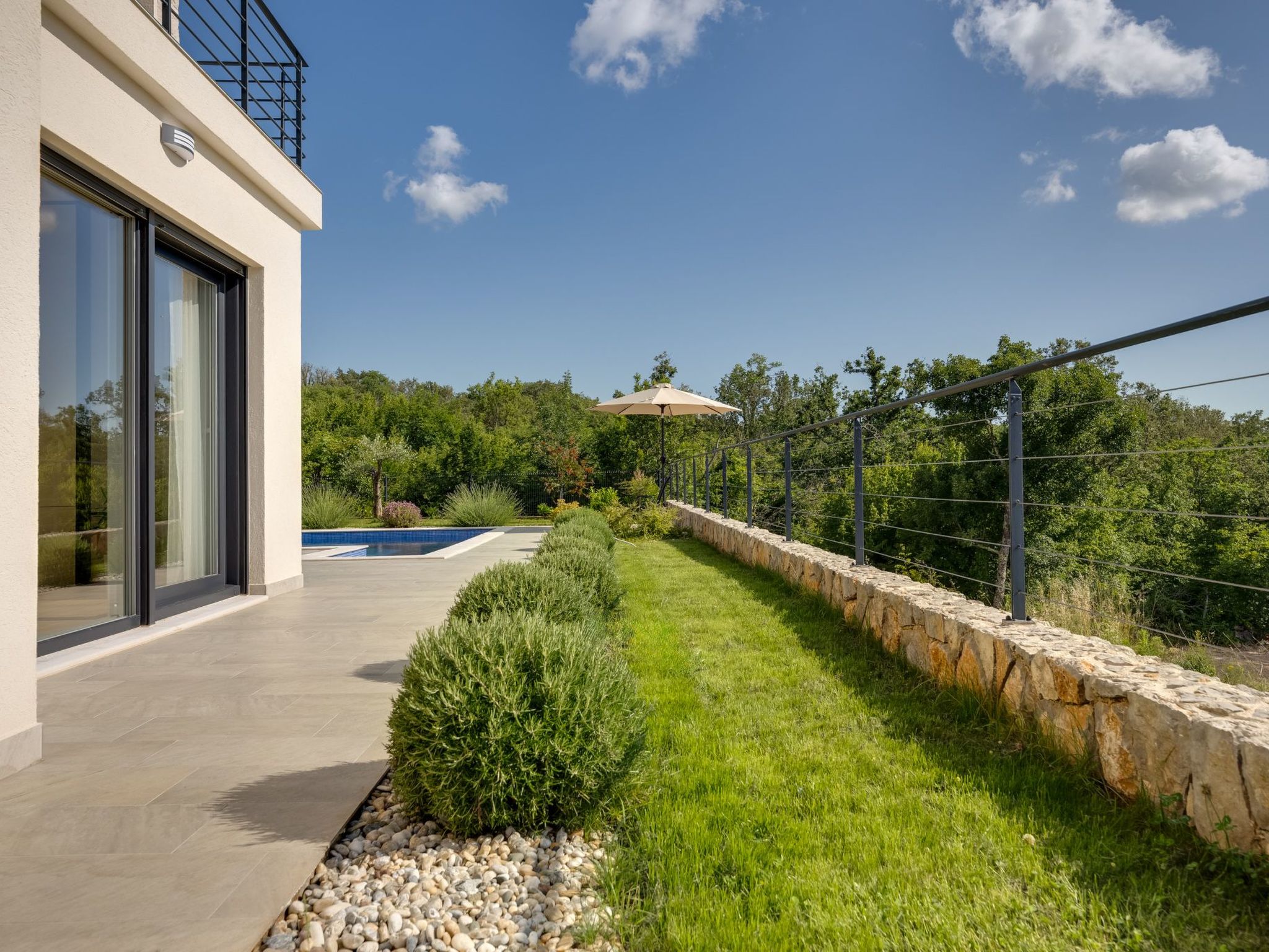 Schone Villa mit Pool, Meerblick, Strand-Image-tags.info