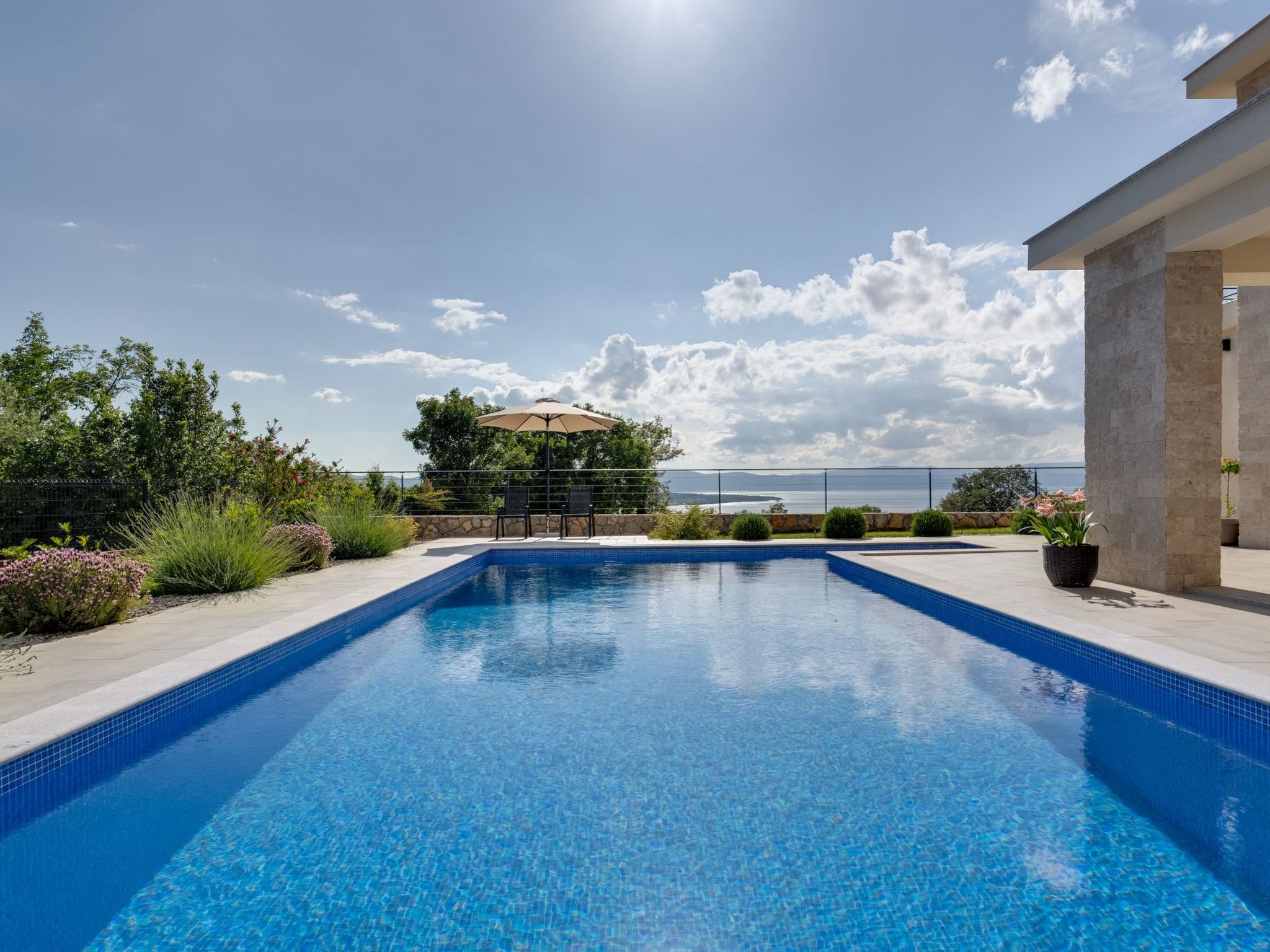 Schone Villa mit Pool, Meerblick, Strand-Image-tags.info