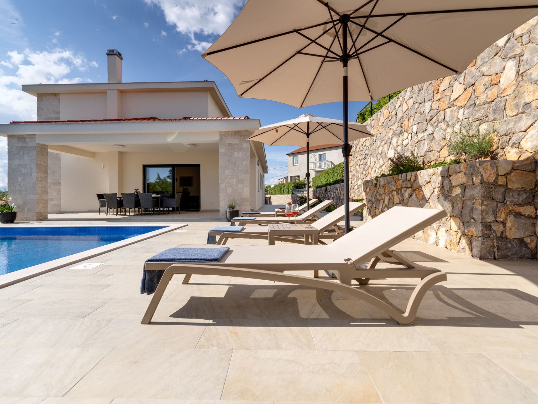 Schone Villa mit Pool, Meerblick, Strand-Image-tags.info