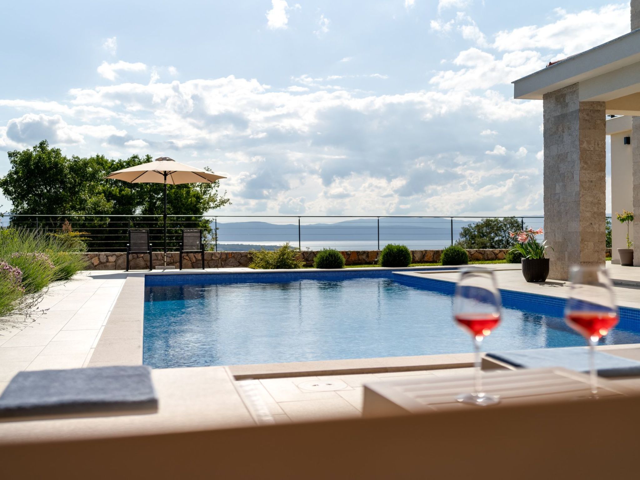 Schone Villa mit Pool, Meerblick, Strand-Image-tags.info