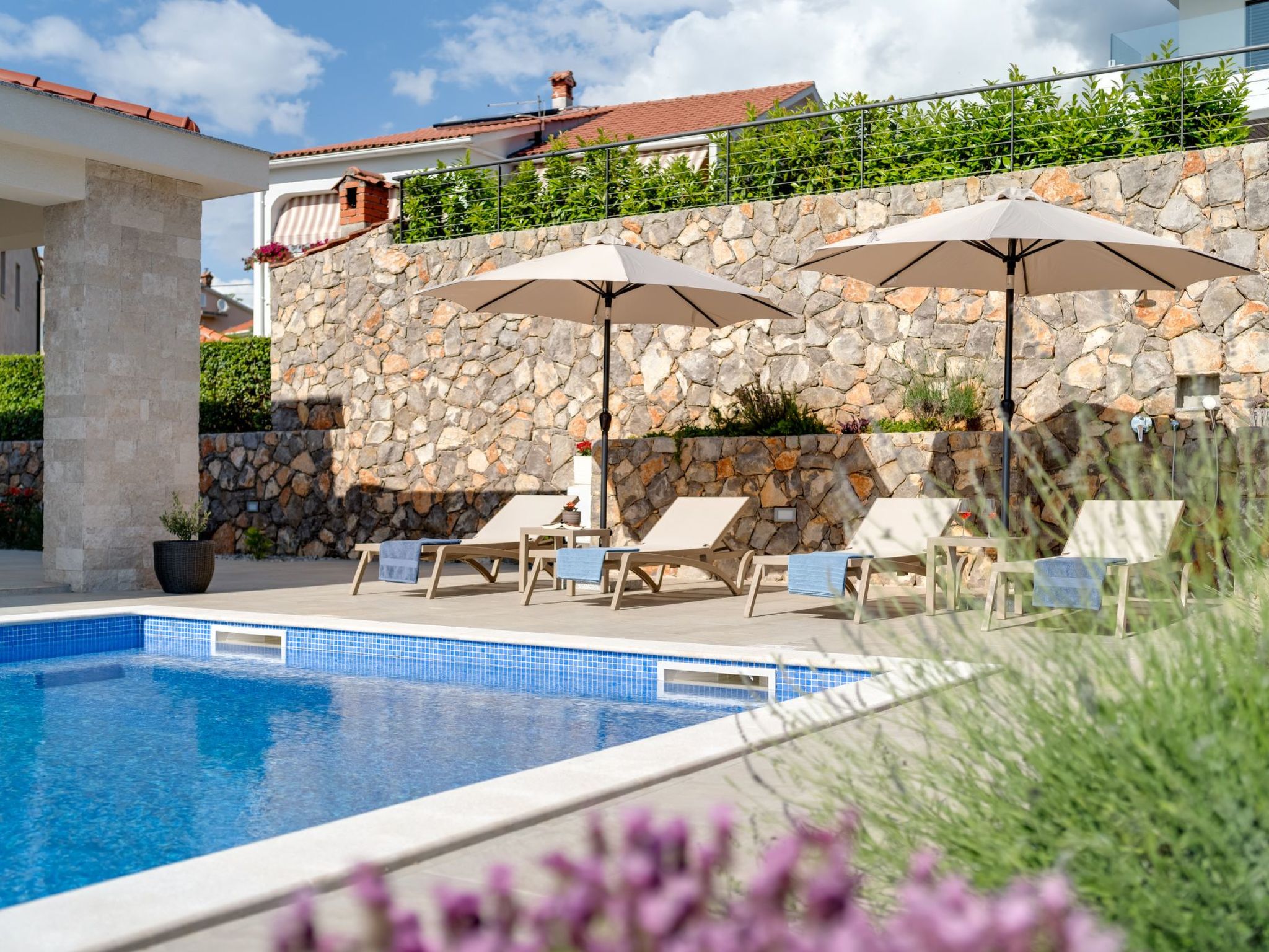 Schone Villa mit Pool, Meerblick, Strand-Image-tags.info