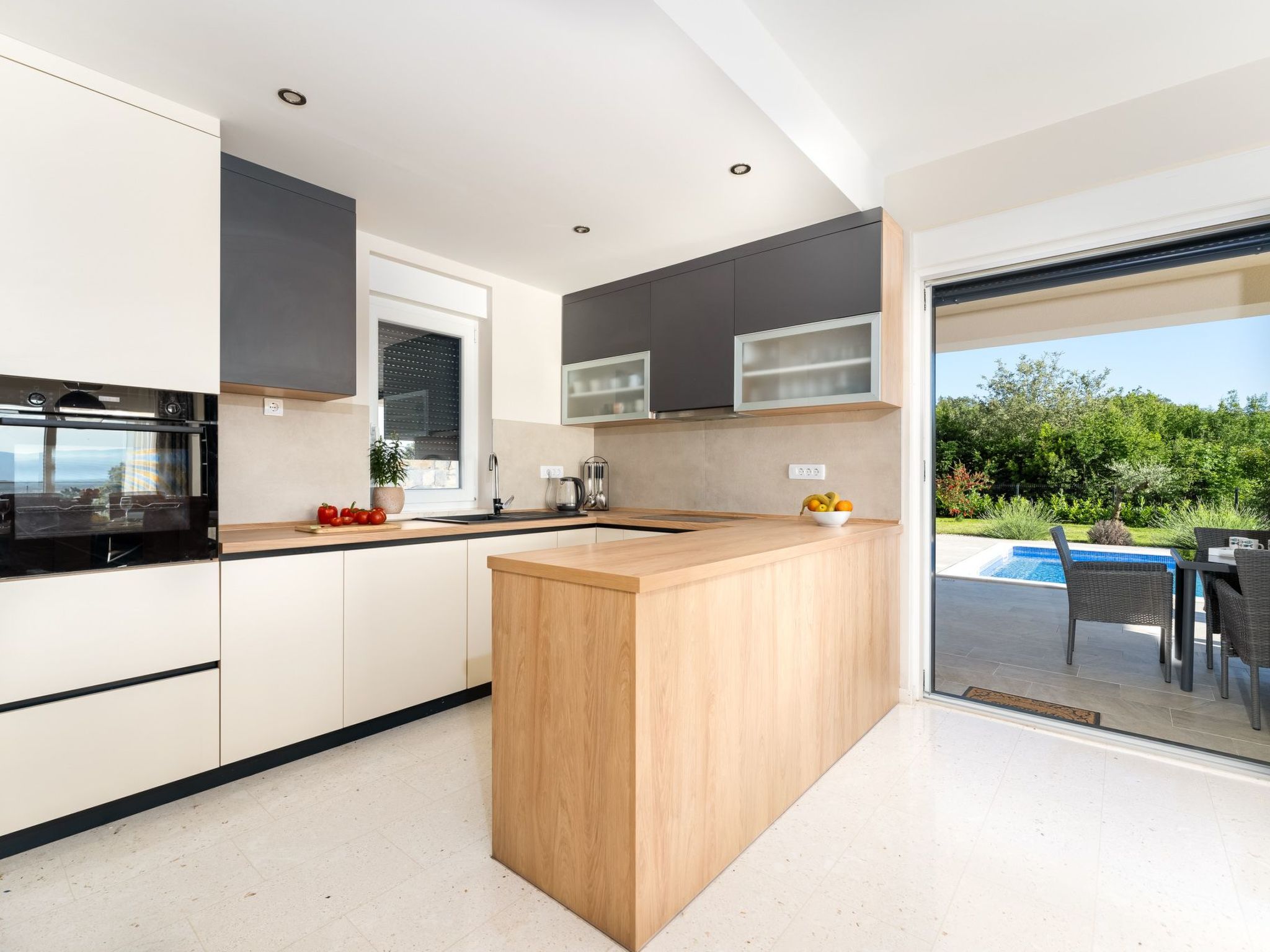 Schone Villa mit Pool, Meerblick, Strand-Image-tags.info