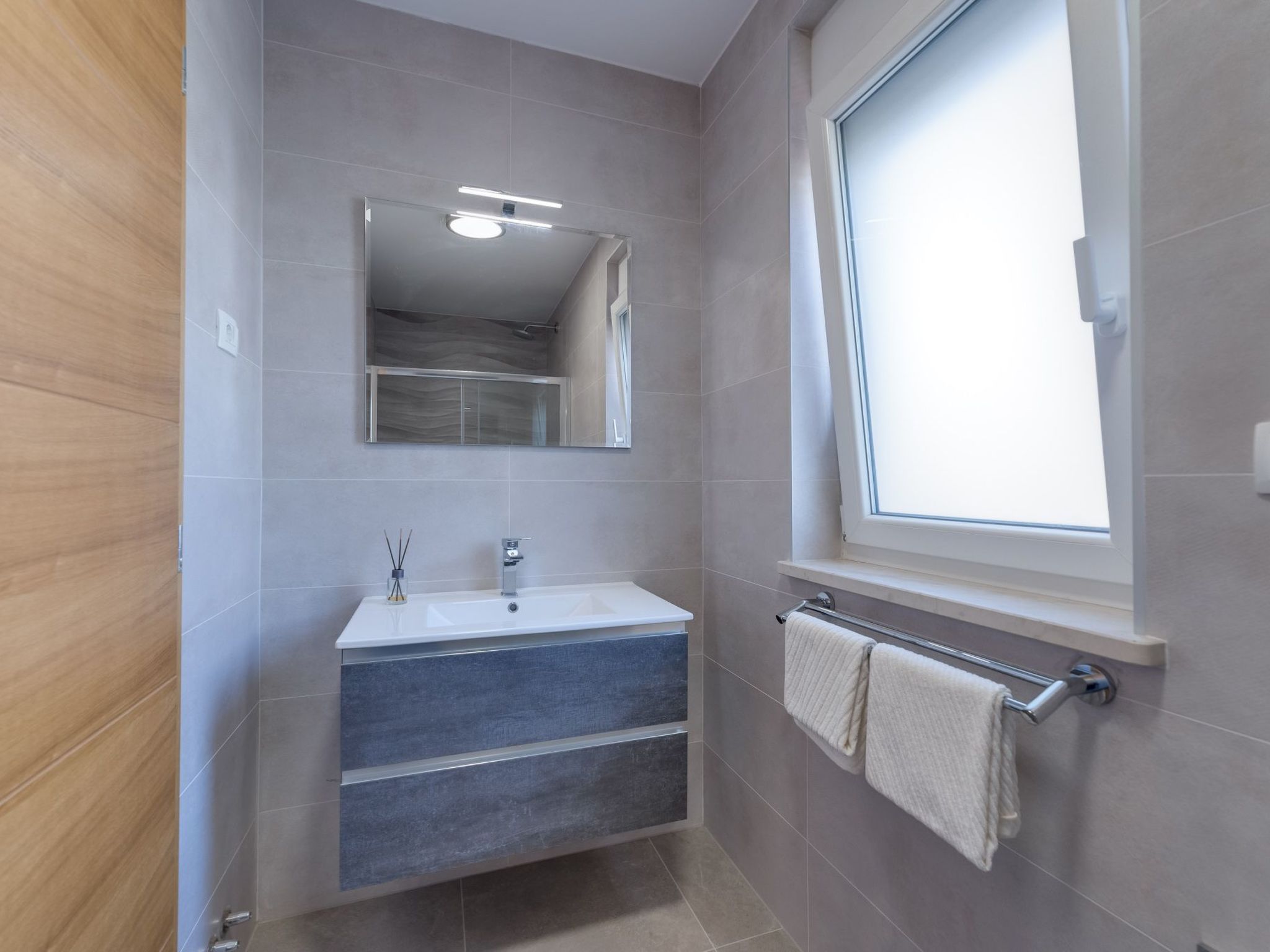 Schone Villa mit Pool, Meerblick, Strand-Image-tags.info