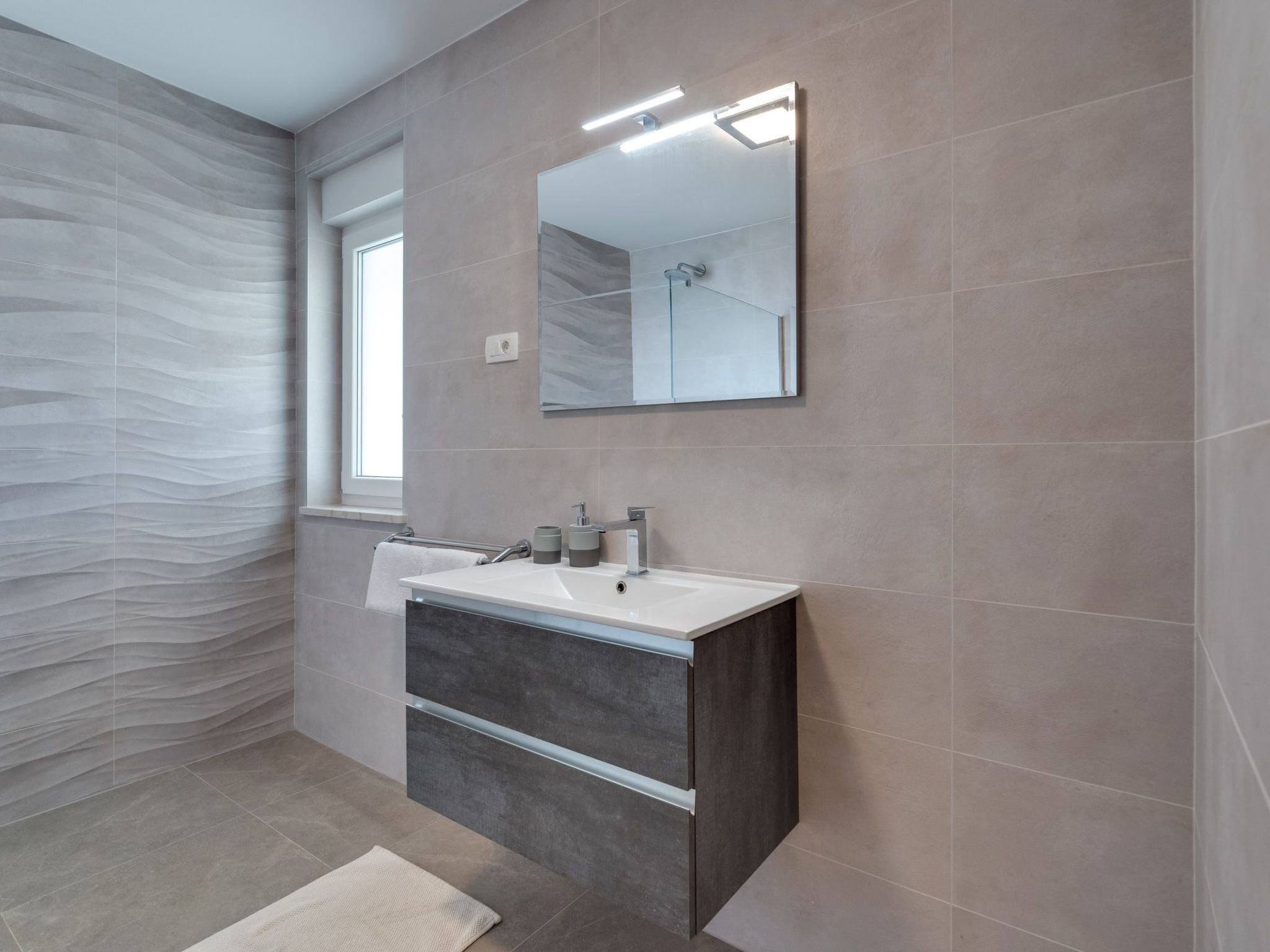 Schone Villa mit Pool, Meerblick, Strand-Image-tags.info