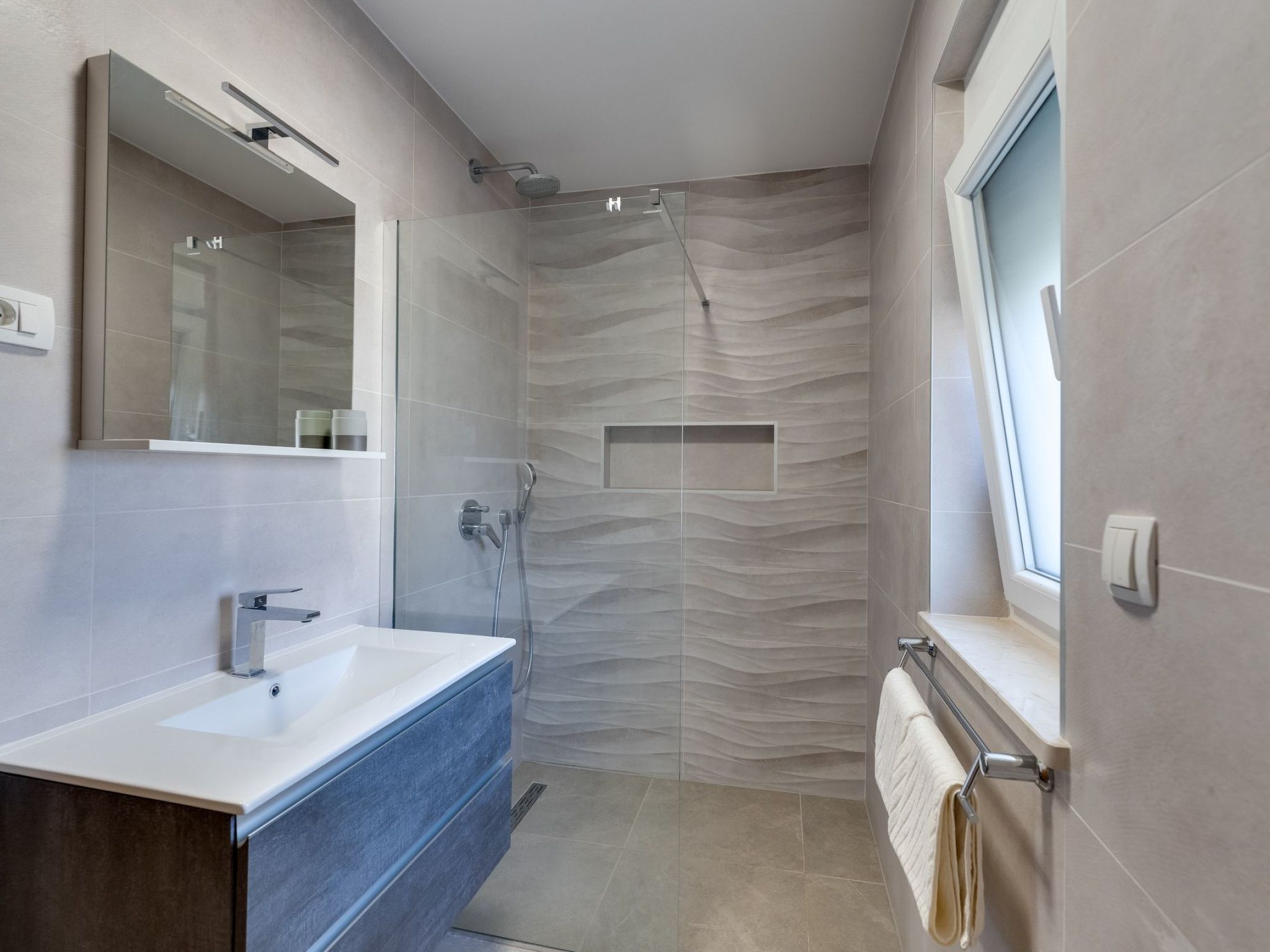 Schone Villa mit Pool, Meerblick, Strand-Image-tags.info