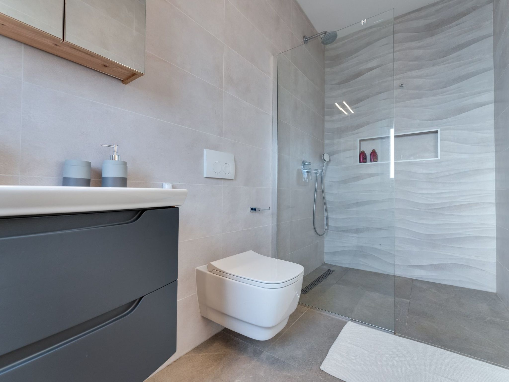 Schone Villa mit Pool, Meerblick, Strand-Image-tags.info