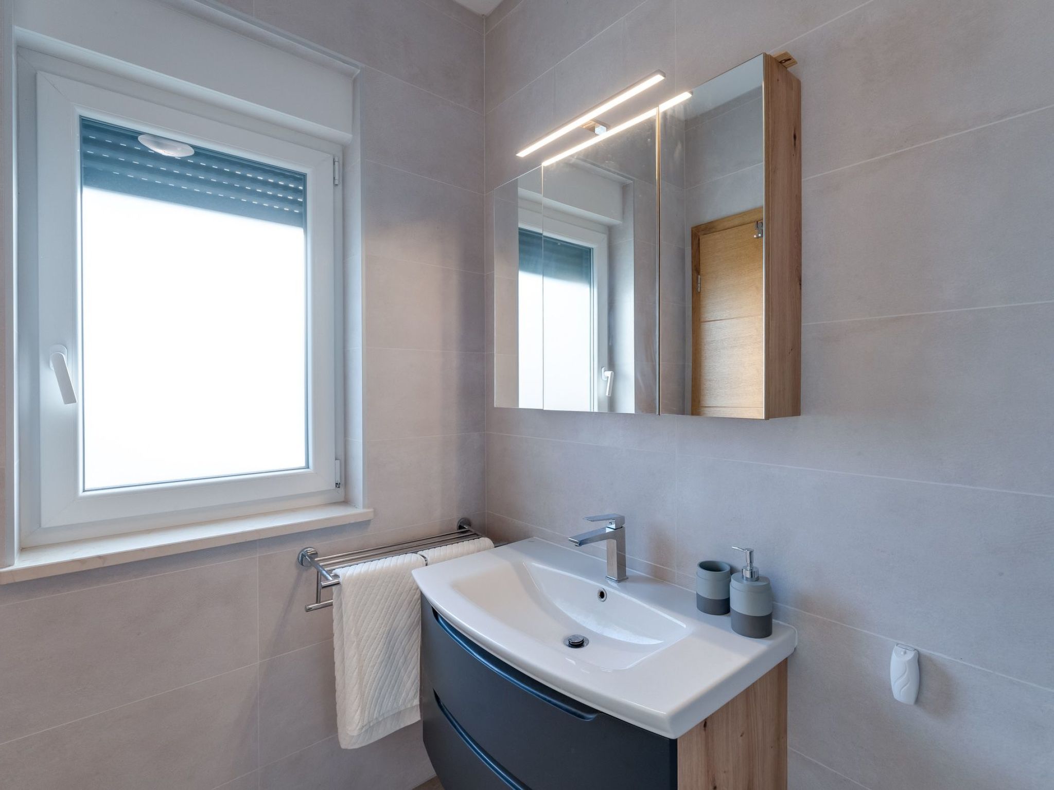 Schone Villa mit Pool, Meerblick, Strand-Image-tags.info