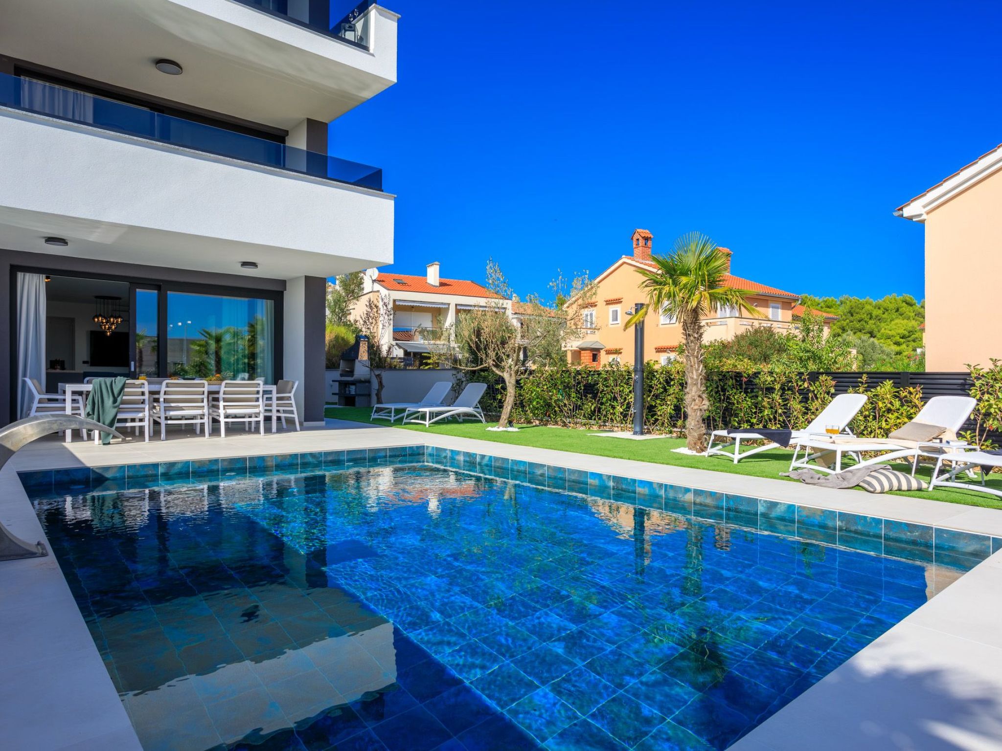 Neue moderne Villa mit Pool in der Nähe von dem Strand und mit grandiosem Meerb