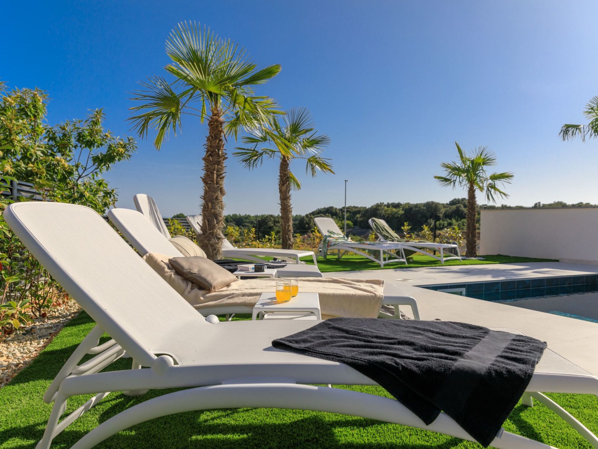 Neue moderne Villa mit Pool in der Nähe von dem Strand und mit grandiosem Meerb-Image-tags.info