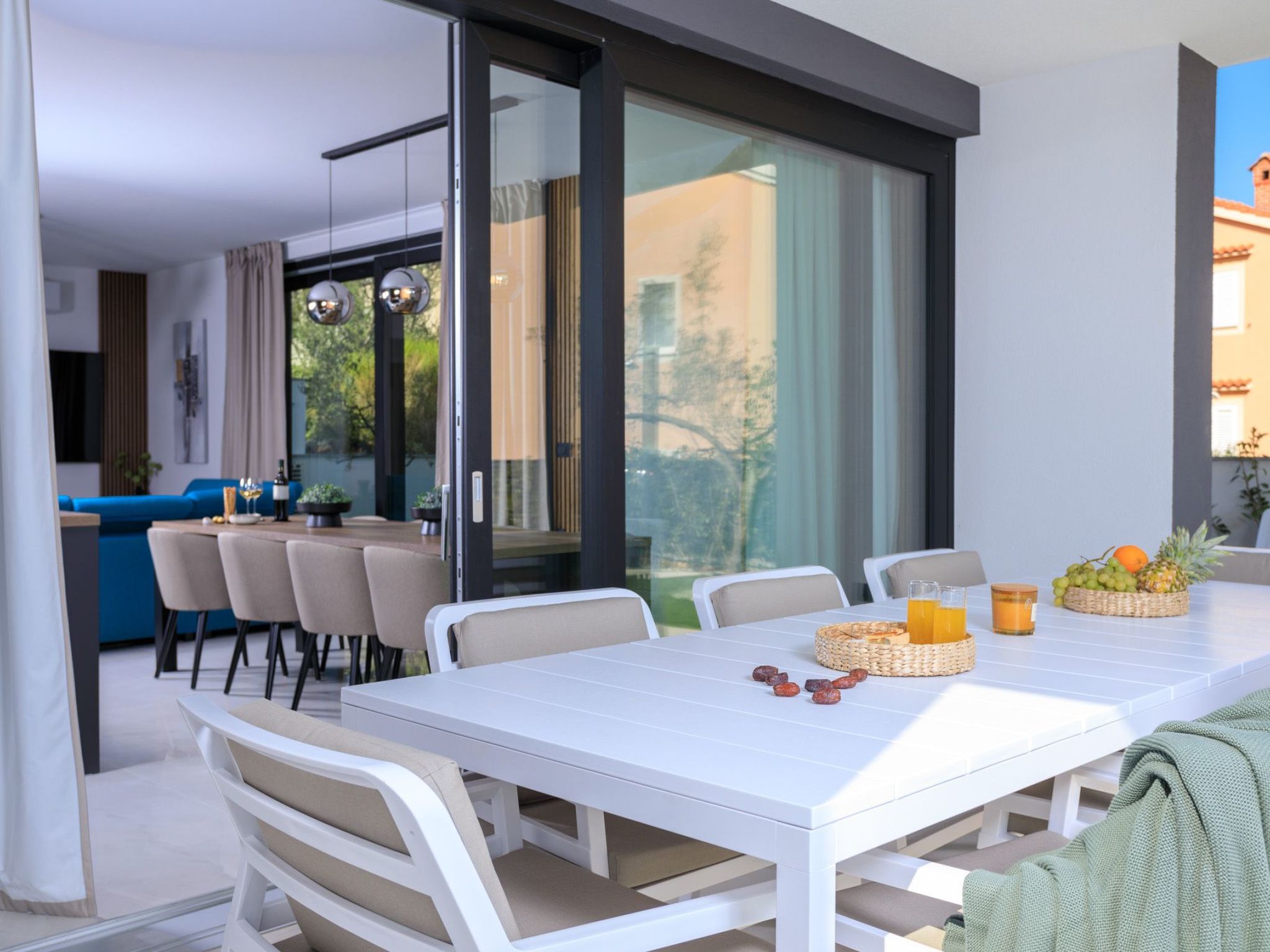 Neue moderne Villa mit Pool in der Nähe von dem Strand und mit grandiosem Meerb-Image-tags.info