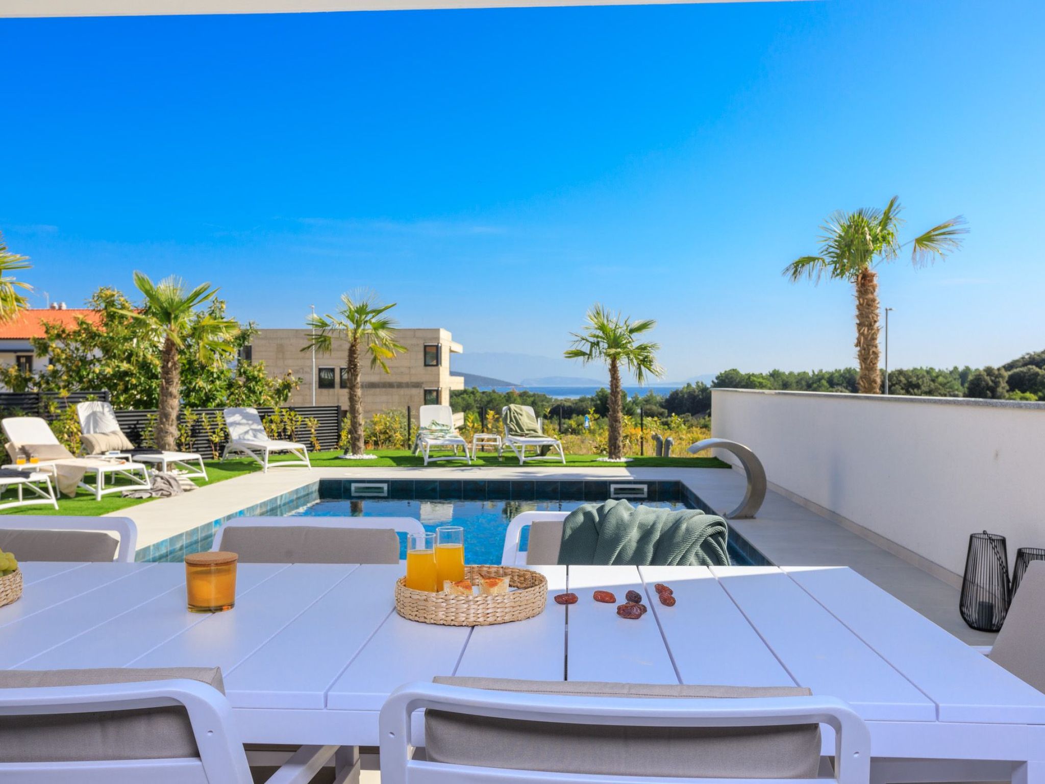 Neue moderne Villa mit Pool in der Nähe von dem Strand und mit grandiosem Meerb-Image-tags.info