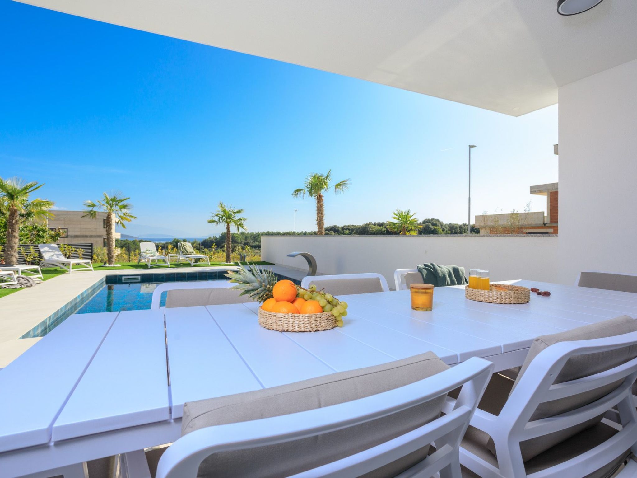 Neue moderne Villa mit Pool in der Nähe von dem Strand und mit grandiosem Meerb-Image-tags.info