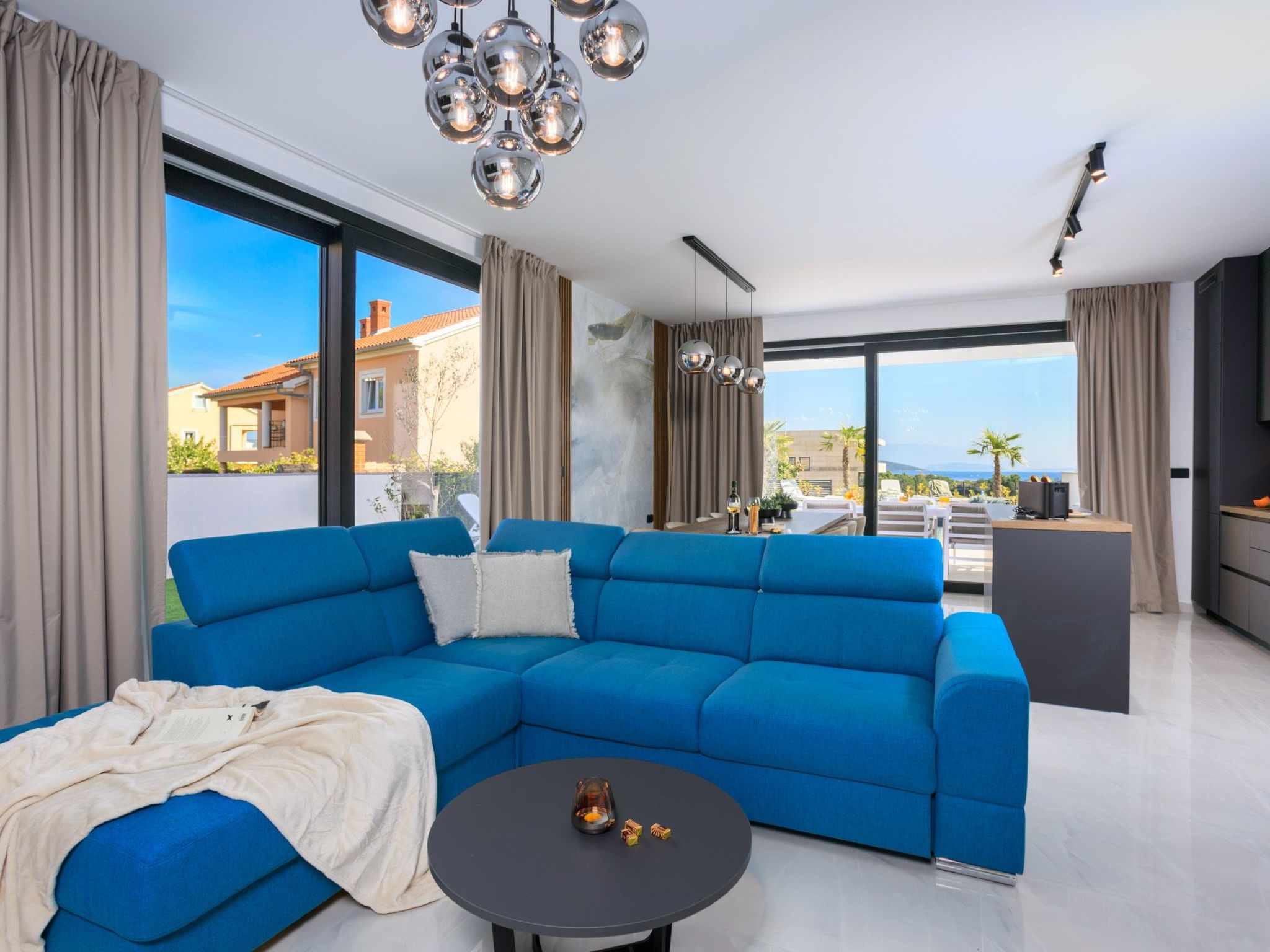 Neue moderne Villa mit Pool in der Nähe von dem Strand und mit grandiosem Meerb-Image-tags.info