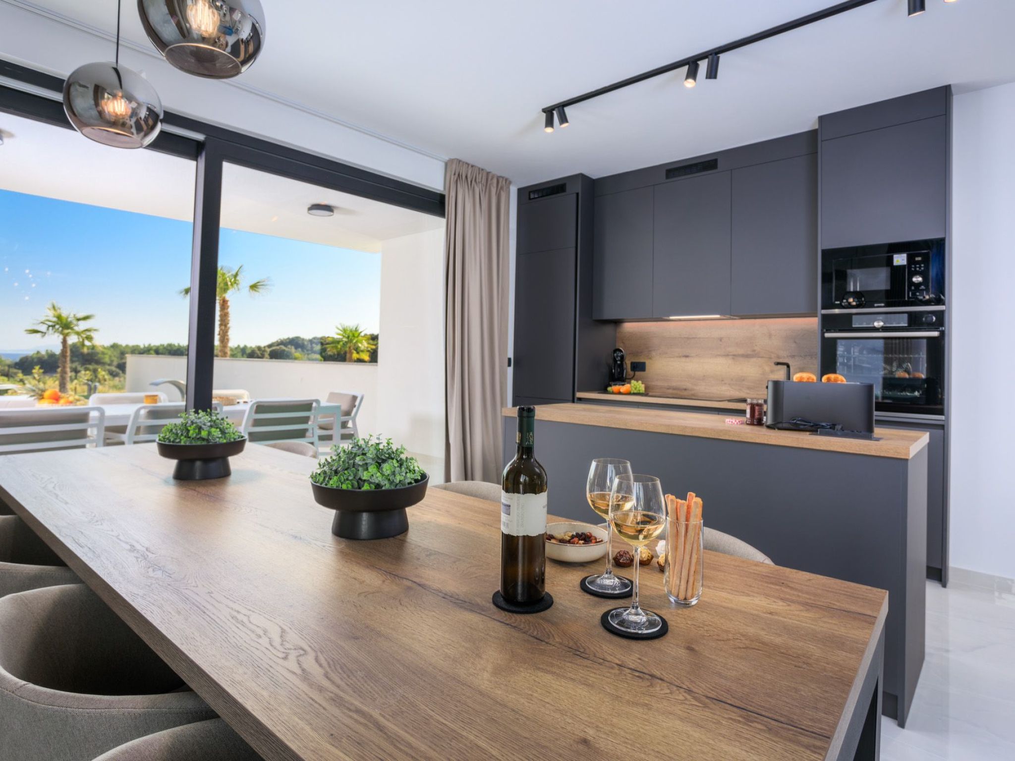 Neue moderne Villa mit Pool in der Nähe von dem Strand und mit grandiosem Meerb-Image-tags.info